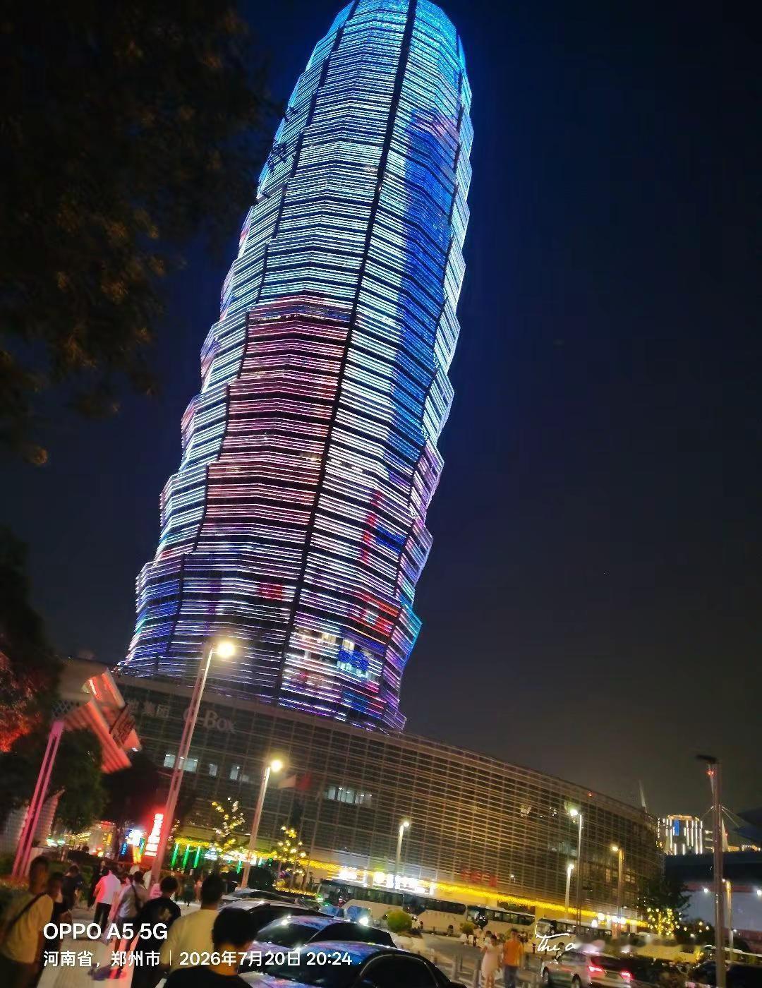✨郑州这栋楼今晚杀疯了！蓝光直接把夜空染成赛博世界🌌路人都在狂拍，这才是城市美