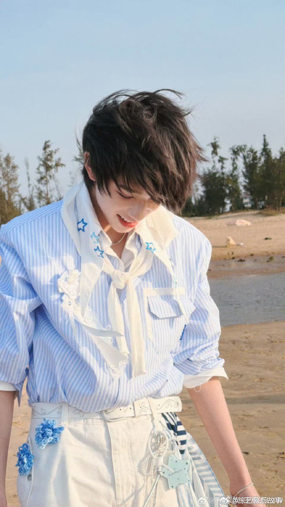 王橹杰 锁骨连肩这骨相太绝了，肩颈线条流畅到犯规，循环播放根本停不下来！ 