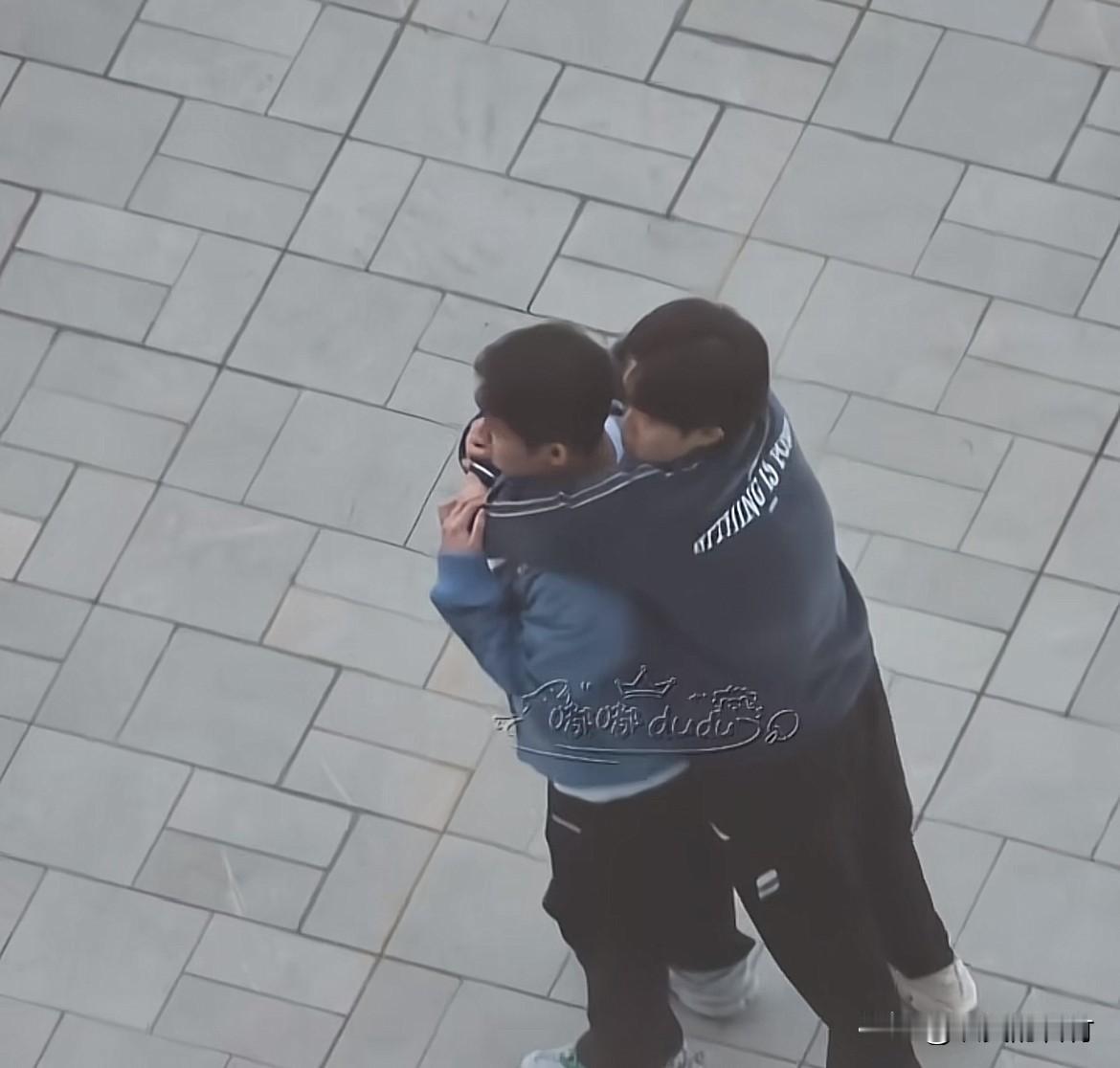 王楚钦抱着林诗栋不松手
林诗栋一开始还拍拍头哥想让他放开，后来直接放弃，你喜欢抱