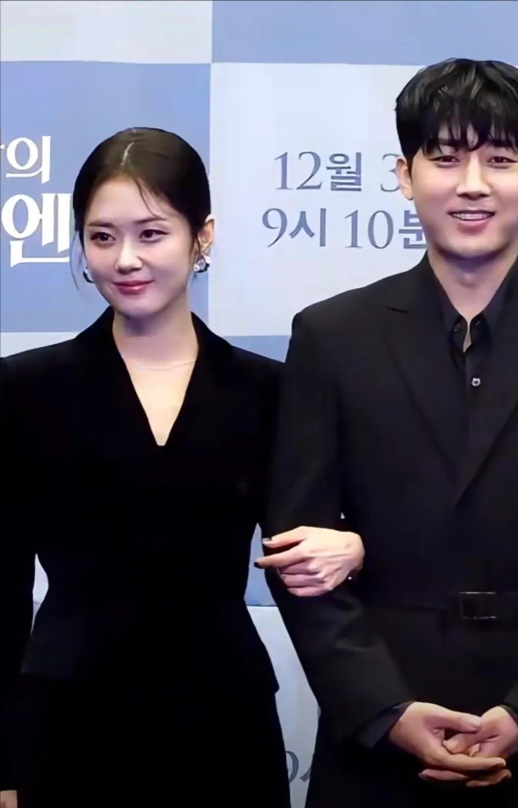 张娜拉出席活动，42岁了看起来状态依旧很好，她真的不显老，感觉多少年了一直这个样