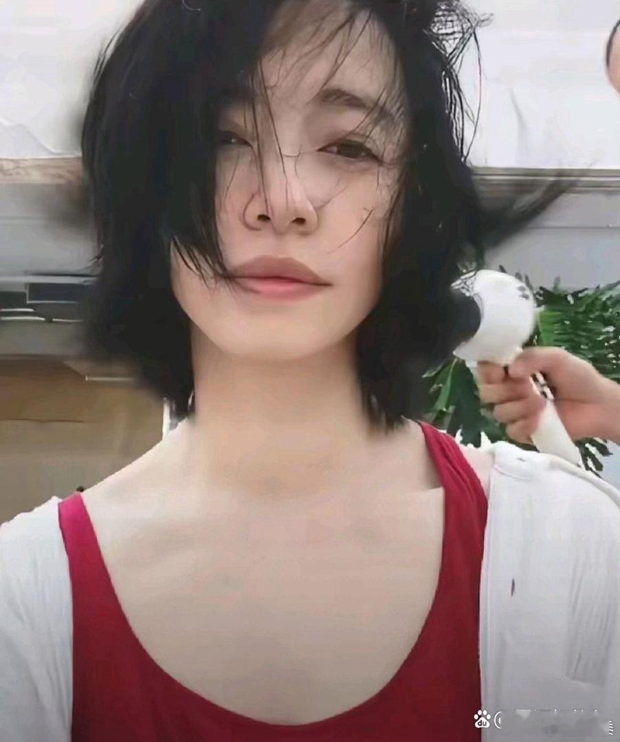 姚晨换了新发型，年龄感瞬间上来了。 