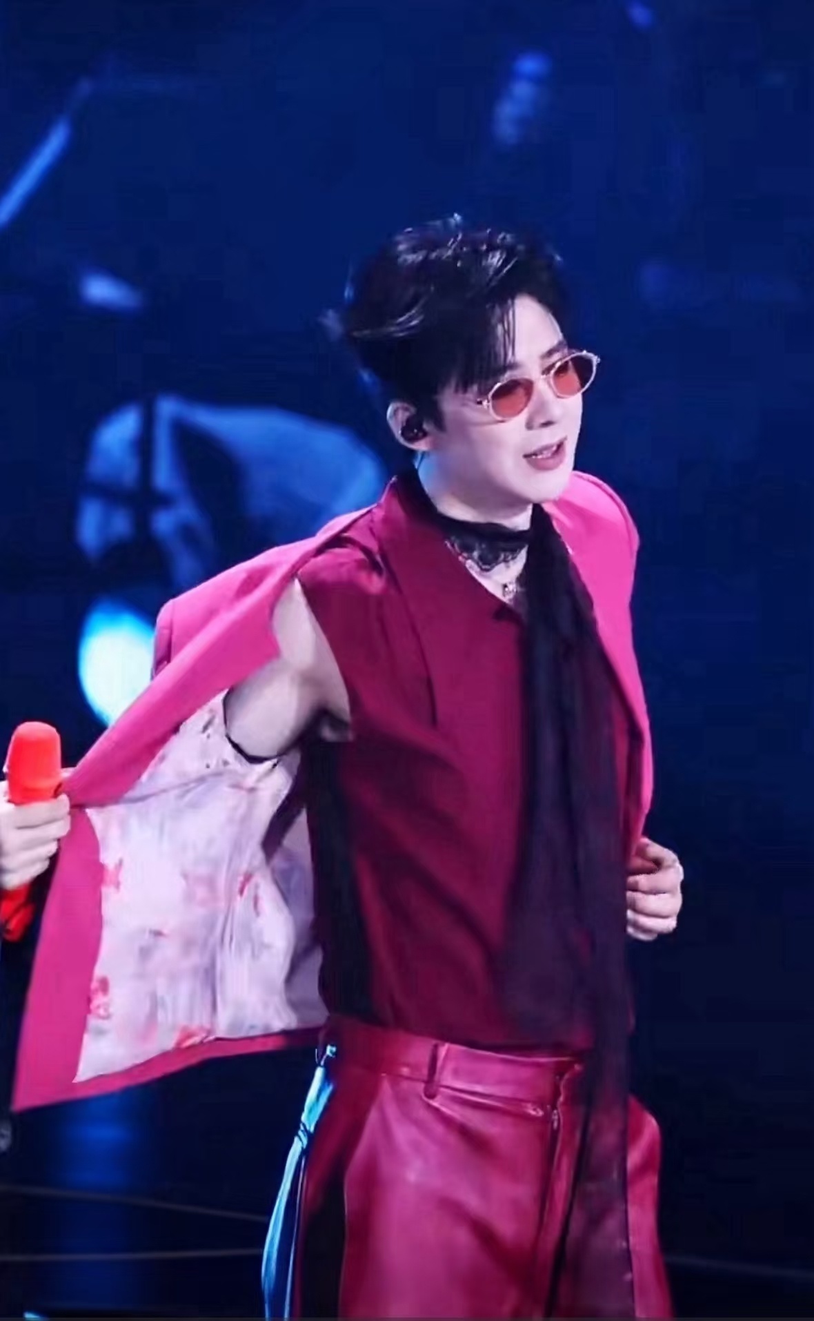 刘宇宁拍不拍腹肌已经不是他说了算刘宇宁对自己腹肌的态度：富有但吝啬，画大饼咱隐隐