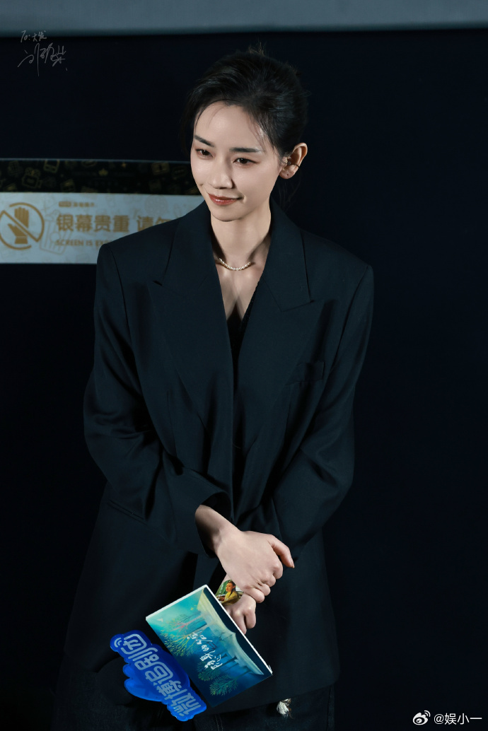 倪妮刘雅瑟就这样乱用脸拼五官小游戏里，刘雅瑟偷偷帮忙的小动作特别明显，被抓包之后