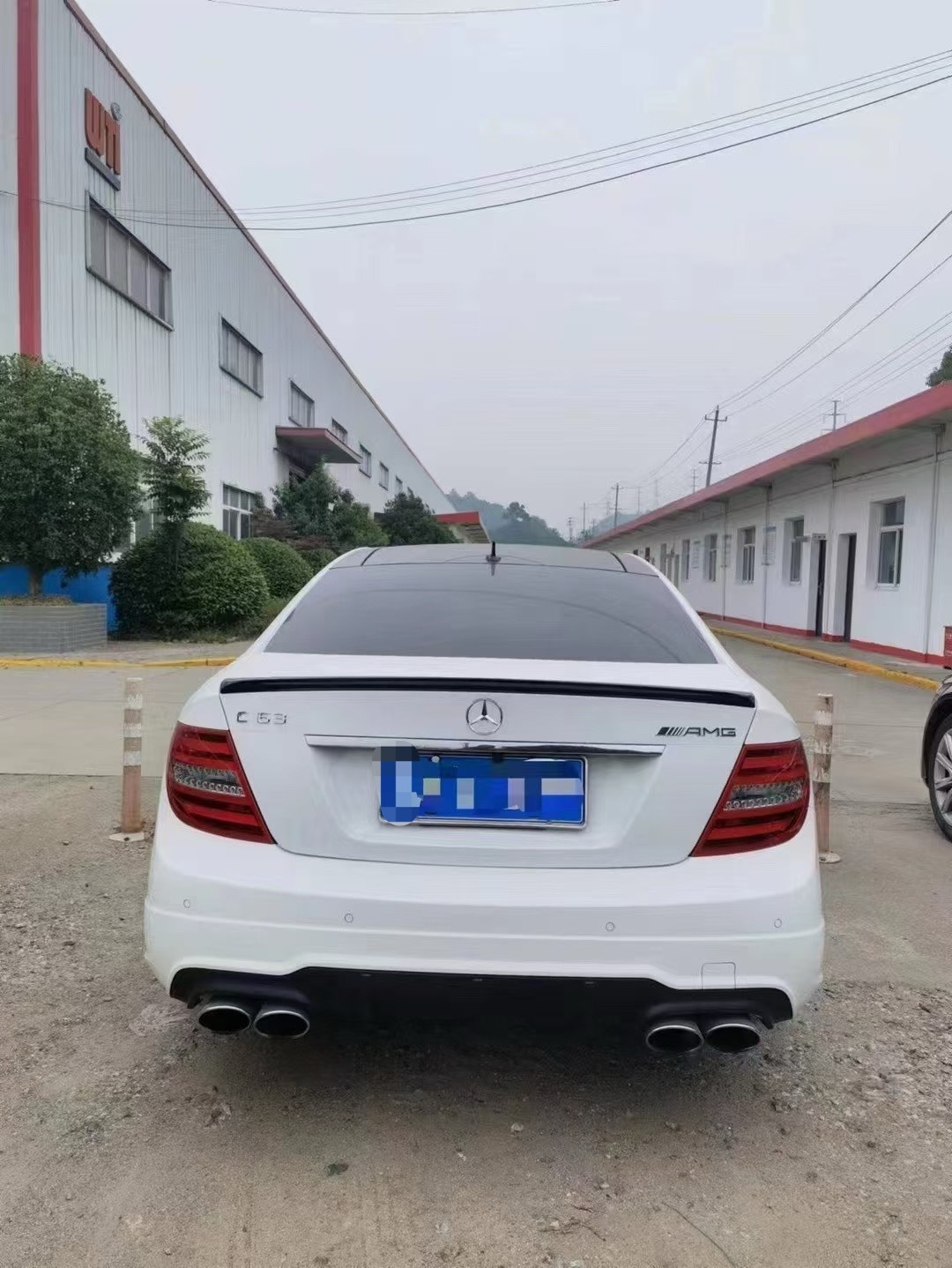 13年的奔驰C63 507版本一万公里孤品不到四十万的价格有同学感兴趣吗？说实话