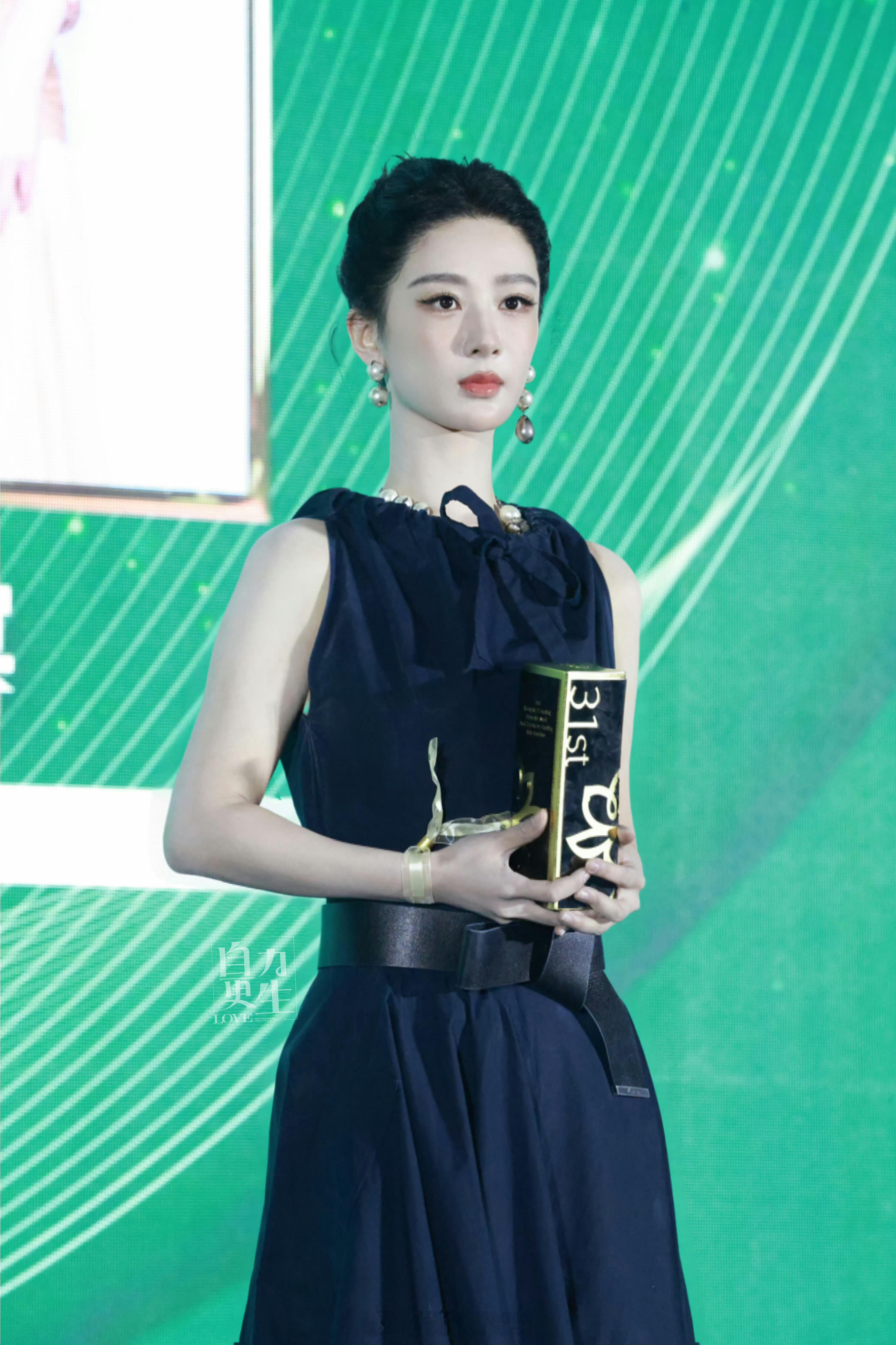 杨幂牵杨紫上台期待明天颁奖礼，希望杨紫获白玉兰视后！ 