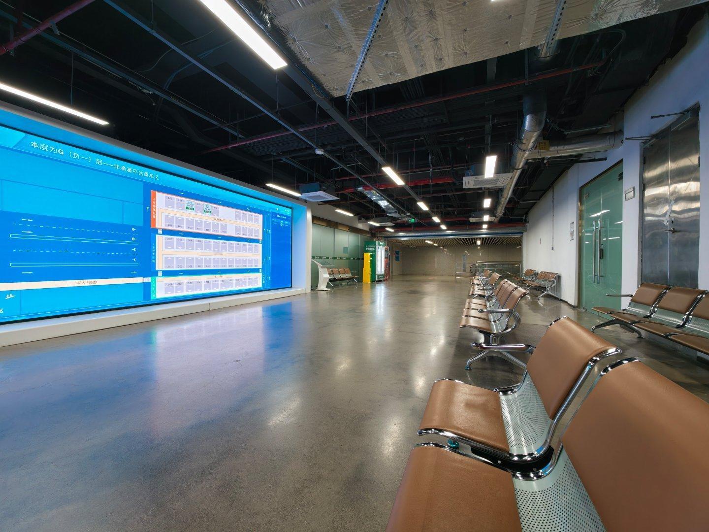 现在青岛高铁站这个网约车等候区挺好，室内等车，看大屏幕找约的车所在位置 扫码后还