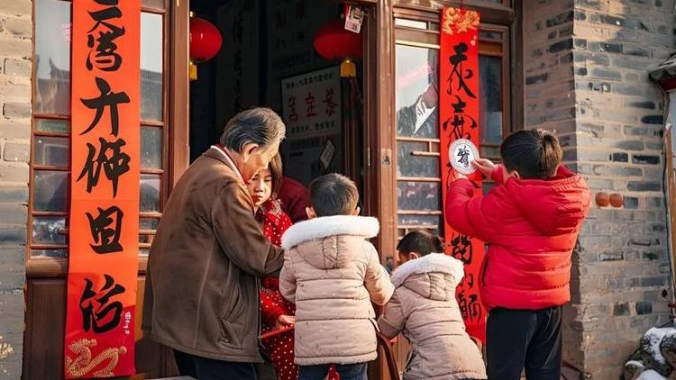 贴对联可是过年超有仪式感的事儿呢！我家每年都会贴，红彤彤的对联往门上一贴，喜庆氛