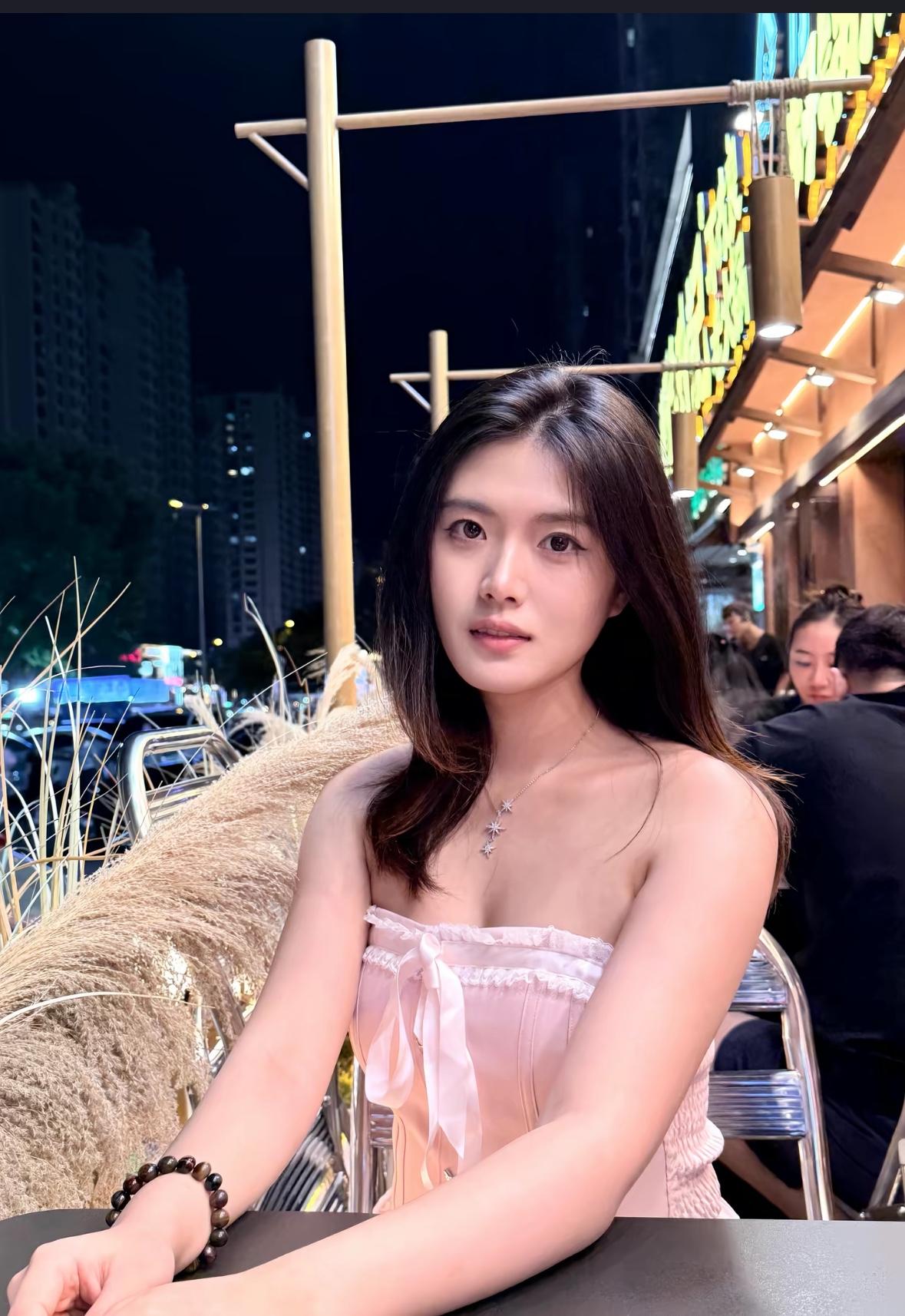 视频刷到的，感觉挺有气质的，就是不知道能不能加联系方式