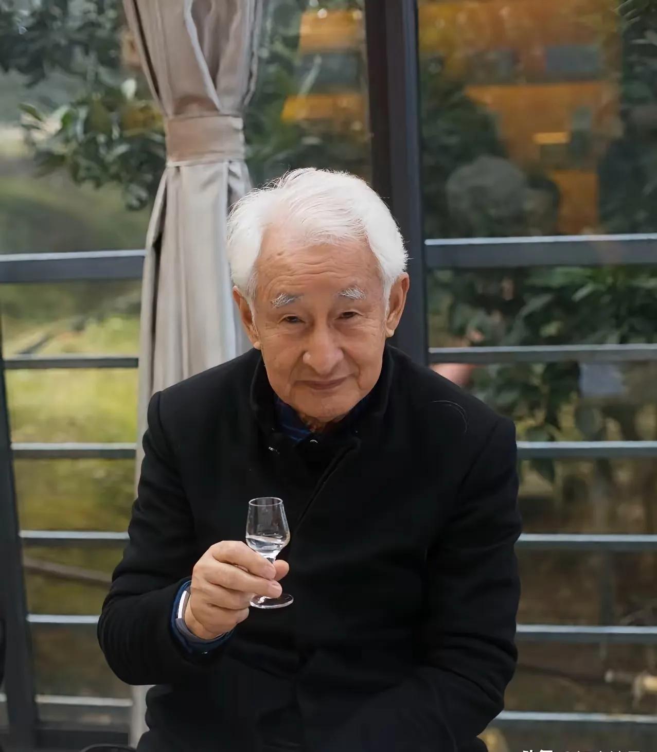 见过喝酒喝成传奇的吗？季克良在茅台干了50年，硬生生喝掉2吨多茅台，相当于每天喝