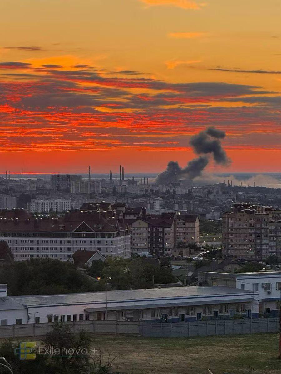 🇺🇦🔥🇷🇺夜间，
俄罗斯列宁格勒地区圣彼得堡油终端
和维索茨克港在无人