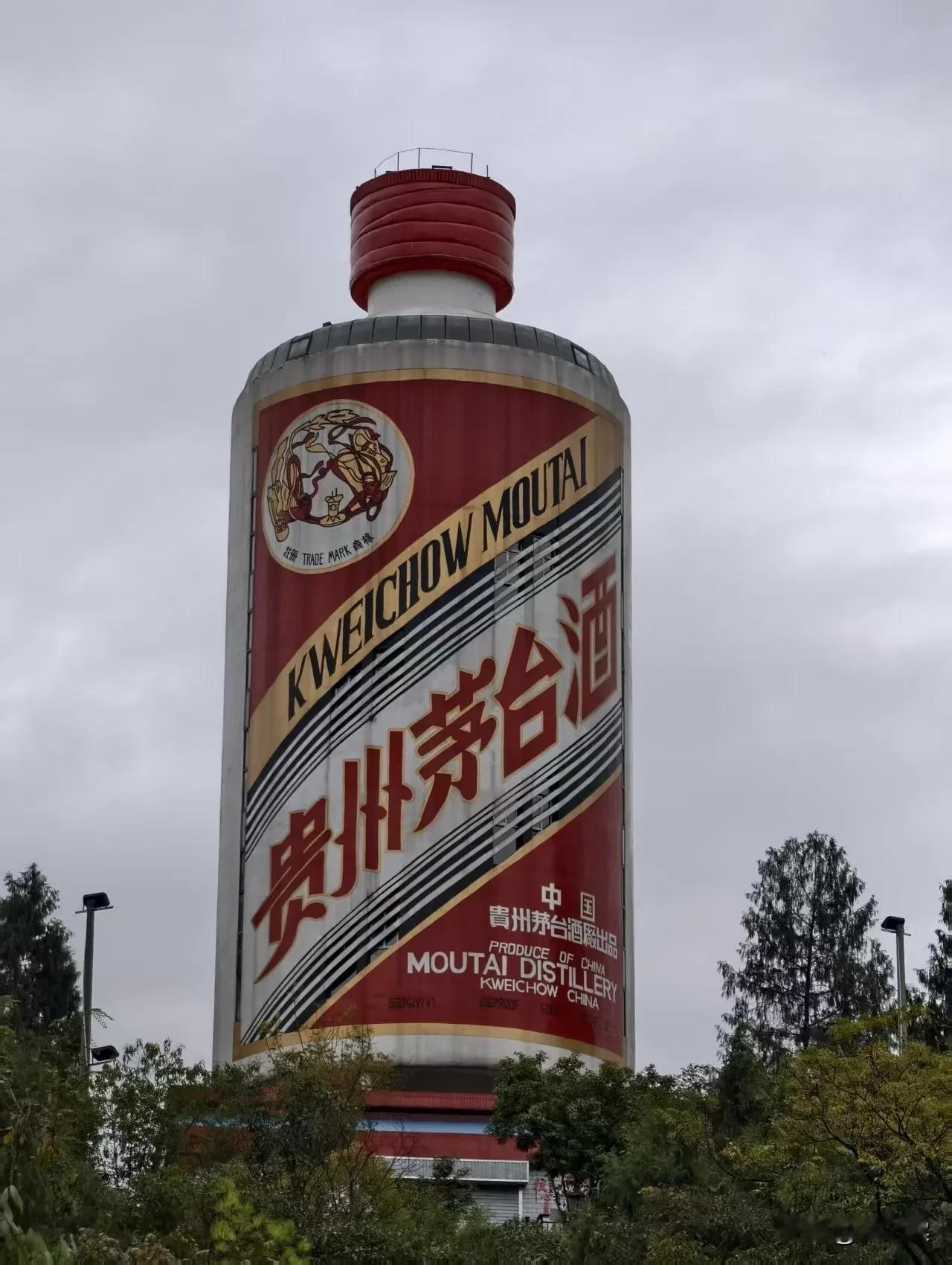 要问来茅台镇的感受？一个字“酒”。酒味、酒的商店、无处不在的推销员，来者无不感叹