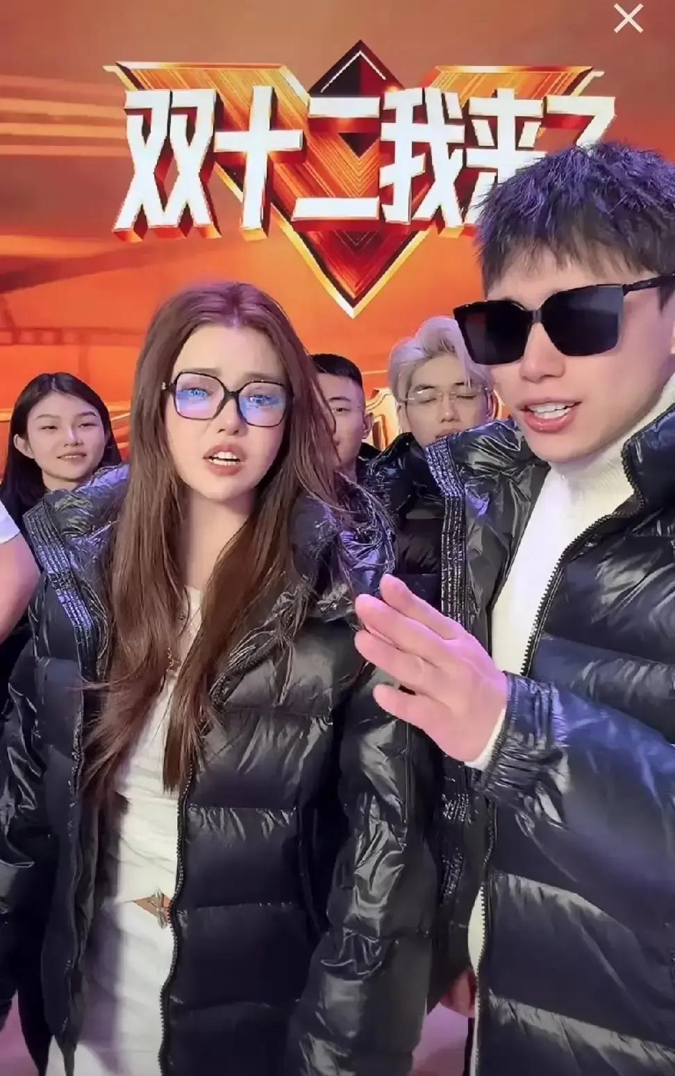 广东老板的直播间，左手刚给万元貂皮点了下单，右手就开始抢百元羽绒服的秒杀。
你看