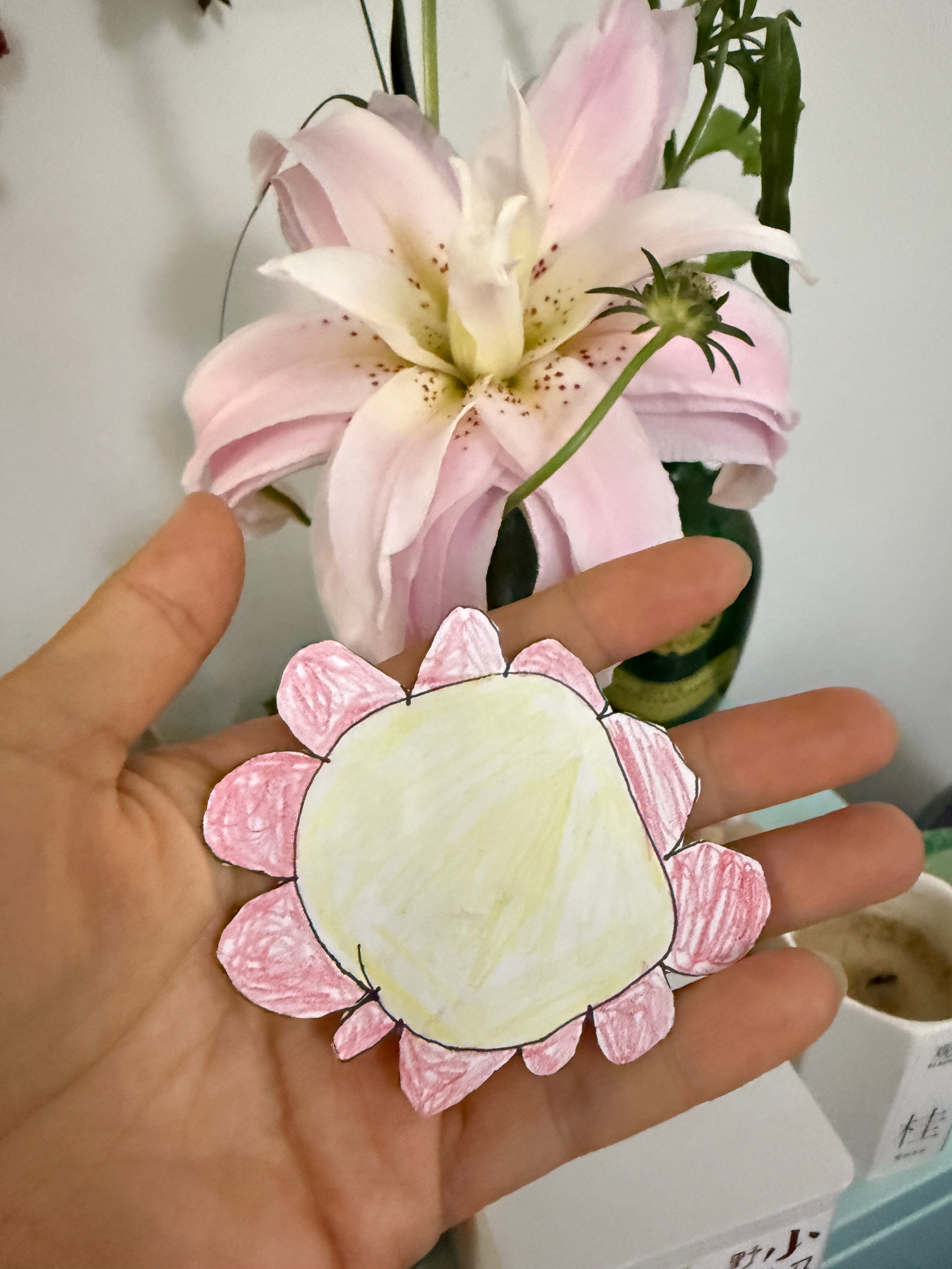 有一天我回家小孩画了两朵花贴在屁股上说妈妈你猜这是什么花🌸是我屁股被打开花了