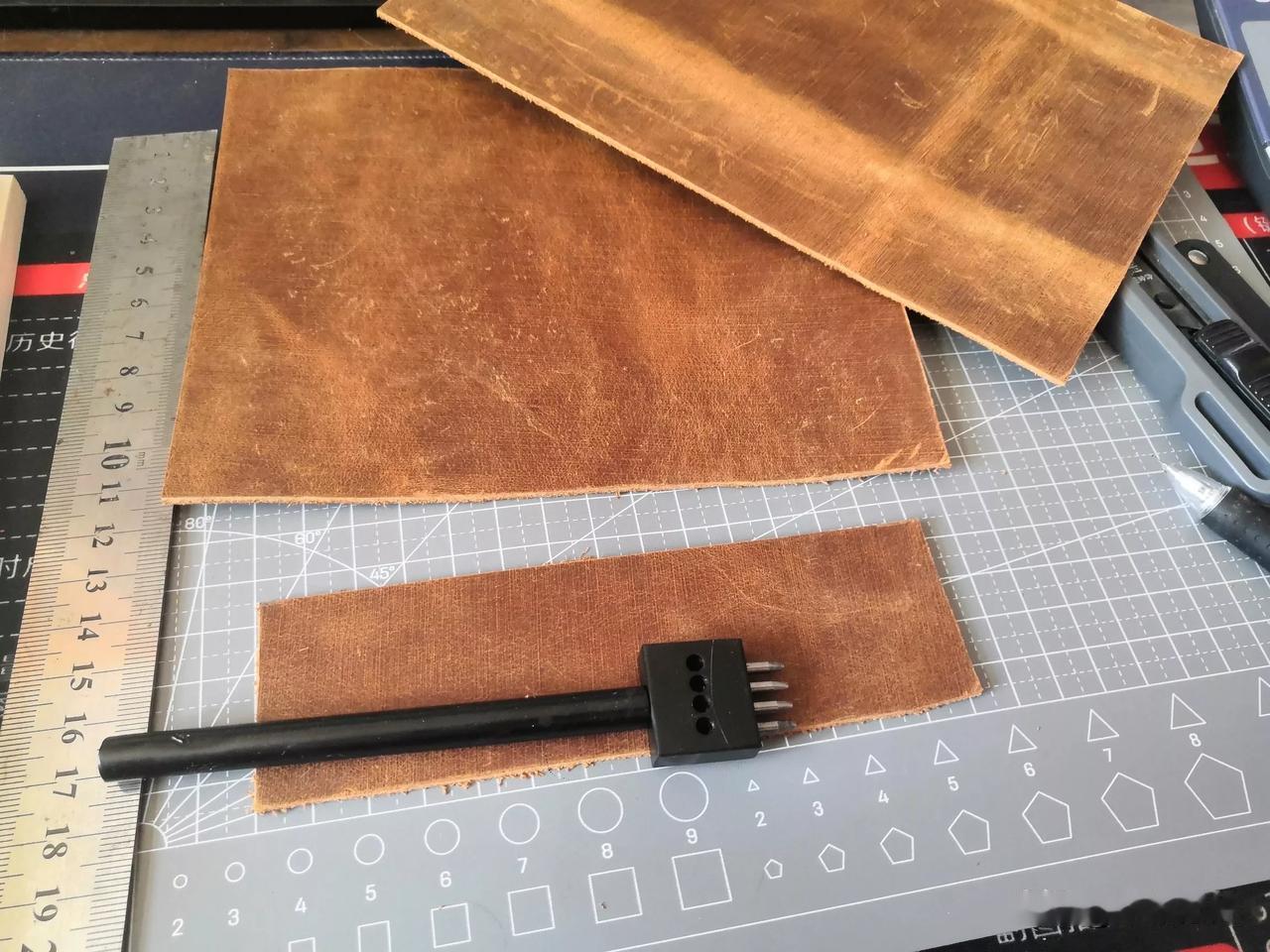 亮亮我的皮匠手艺，用了多年的手机套坏了，用牛皮做个新的。我就喜欢把手机挂腰上，又