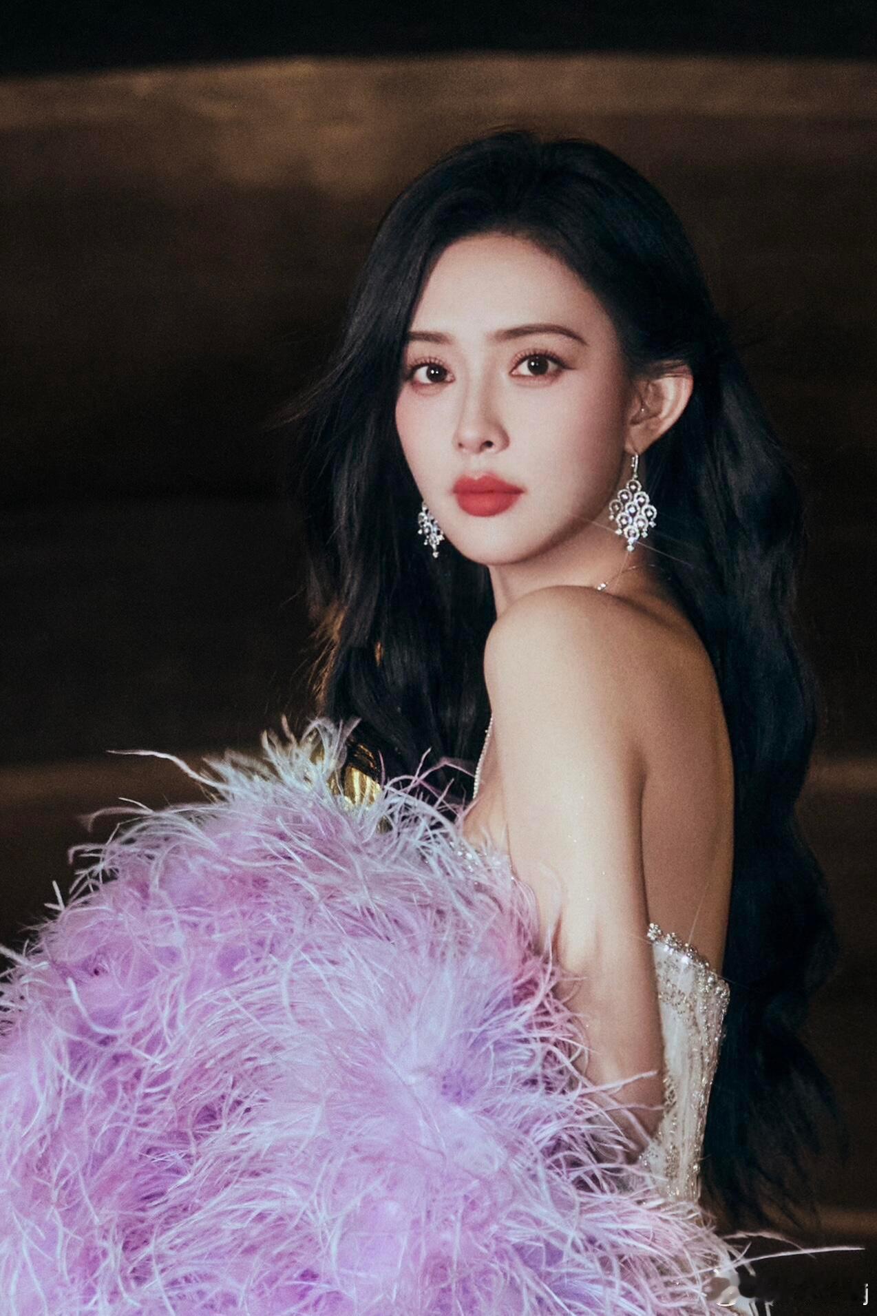 孟子义淡紫色长裙 孟姐今日星光大赏的造型有白色贴钻长裙+紫色毛绒披肩，真的大气又