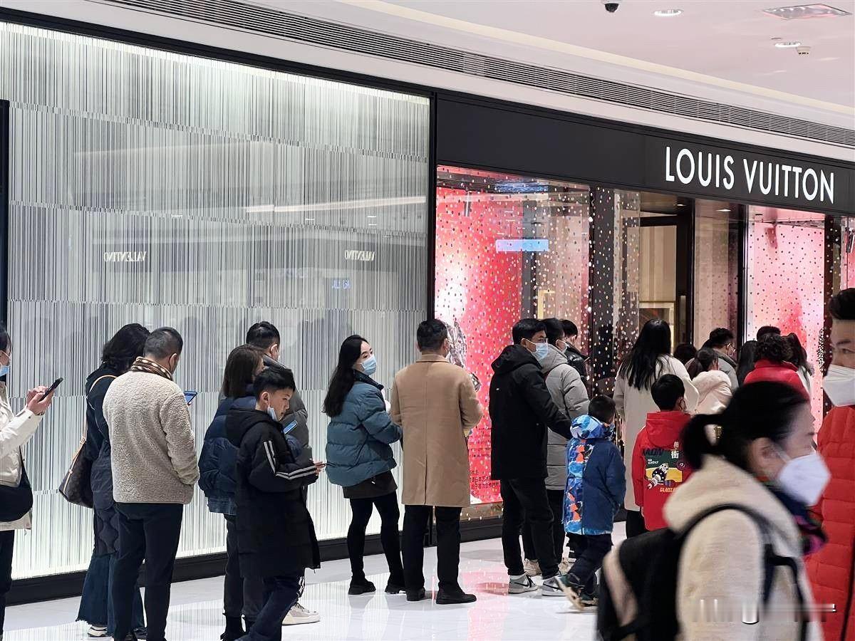 为什么打折买奢侈品的人，都一买一个不吭声呢？最近发现了一个“奇怪现象”，身边不少