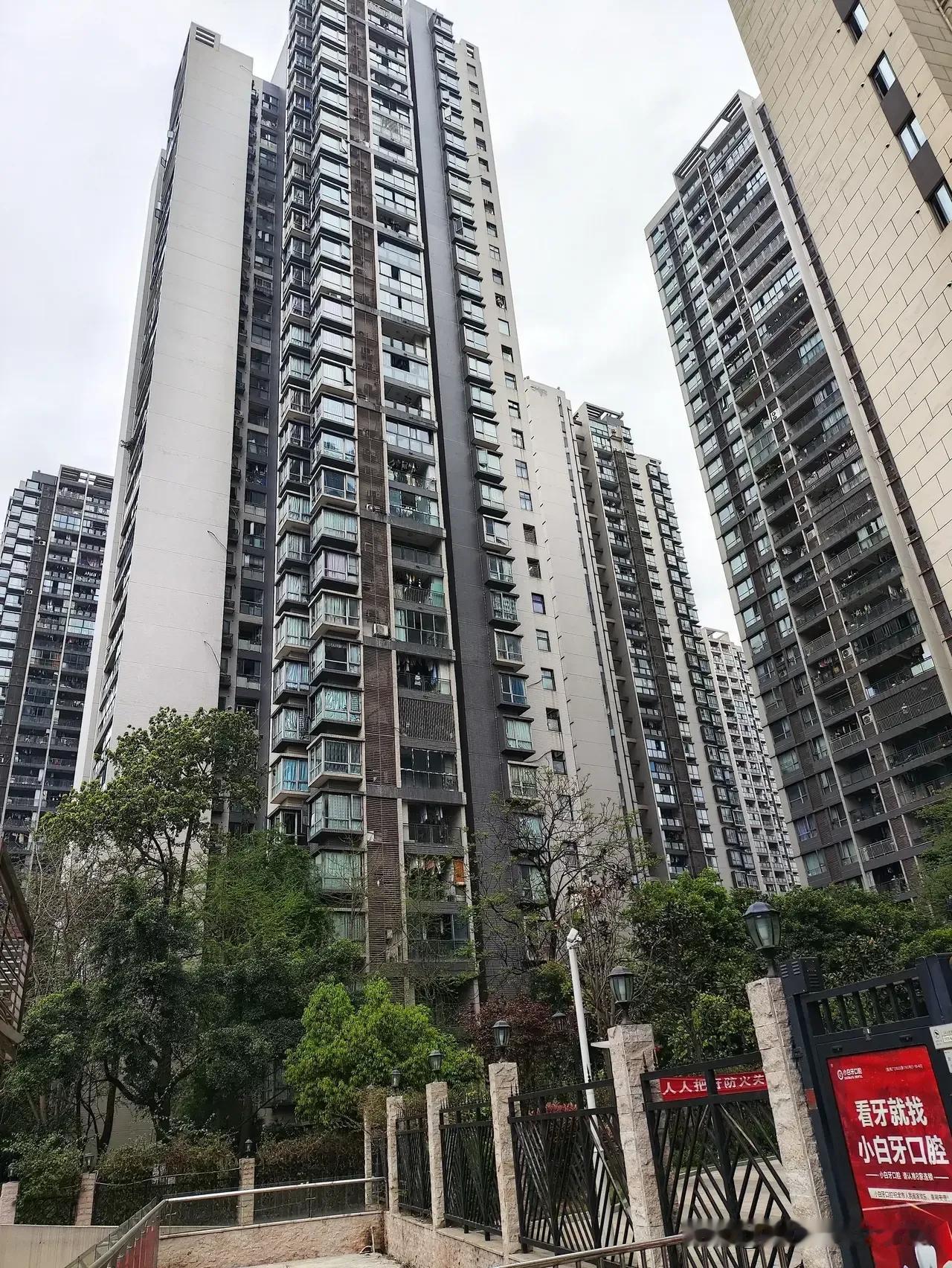 重庆一女子亲手把自己三岁的孩子从22楼扔了下去，更可恨的是她还想扔第二个，她是真