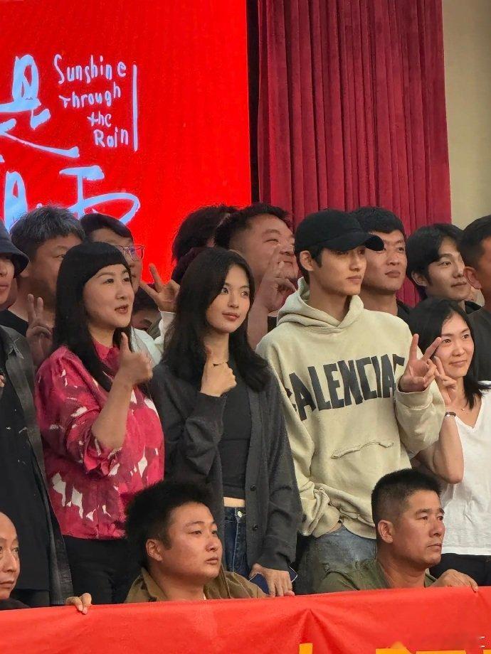 今天是太阳雨杀青杨超越董思成《今天是太阳雨》国内戏份杀青啦，马上转战国外继续！谁