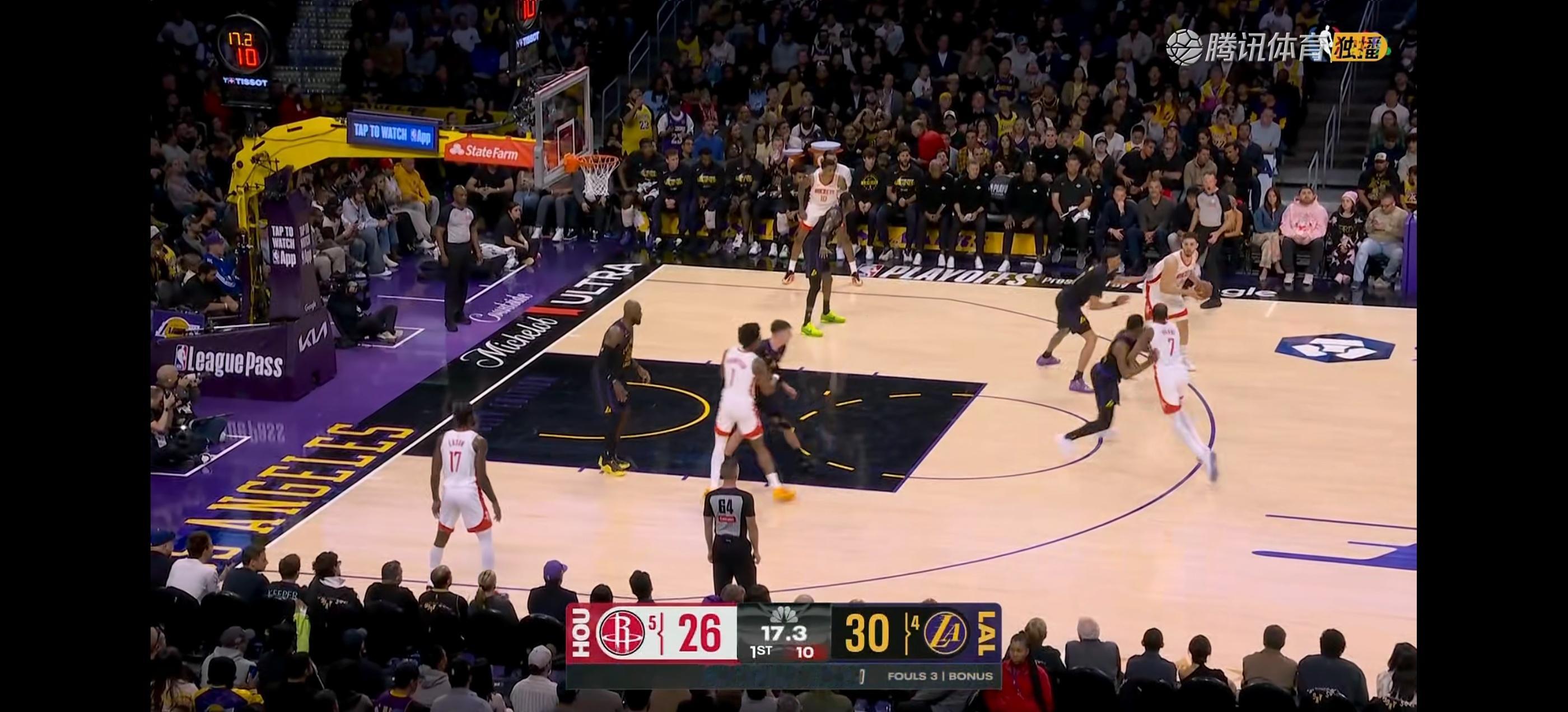 洛杉矶湖人开局阶段，湖人坚决包夹杜兰特、收缩内线让申京一对一面对艾顿攻框，斯玛特