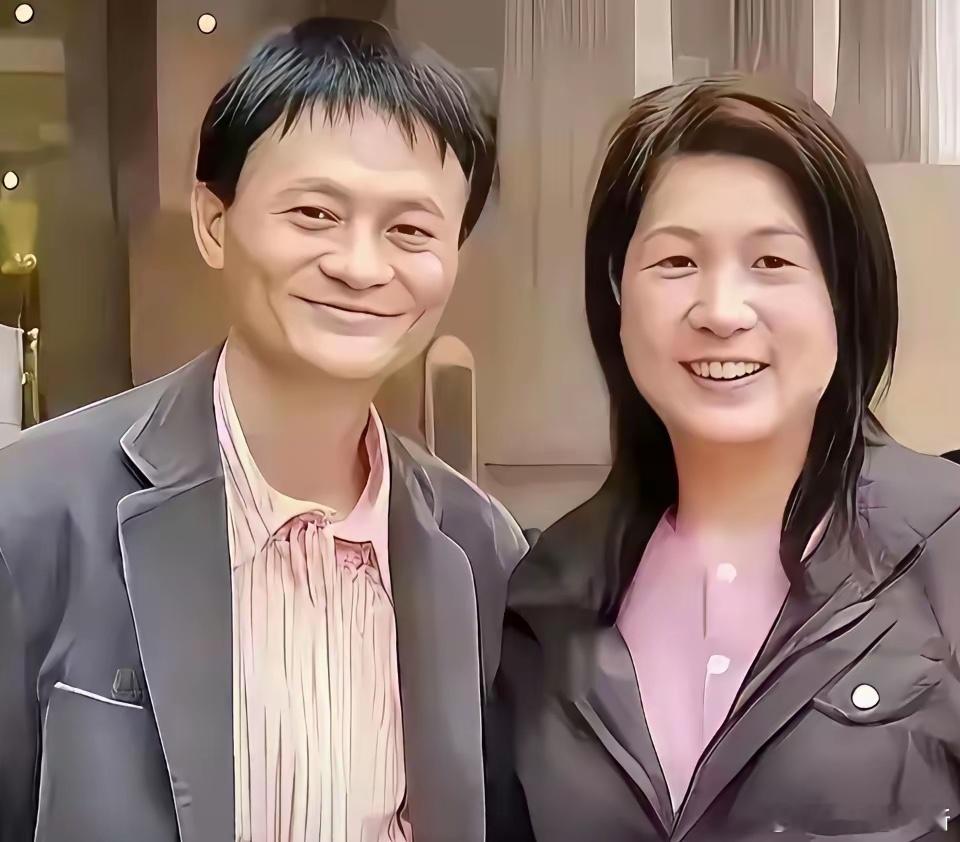 马云这相貌让人一眼难忘而他身边的张瑛，，妥妥的旺夫相，面容温和大气，自带一种踏实
