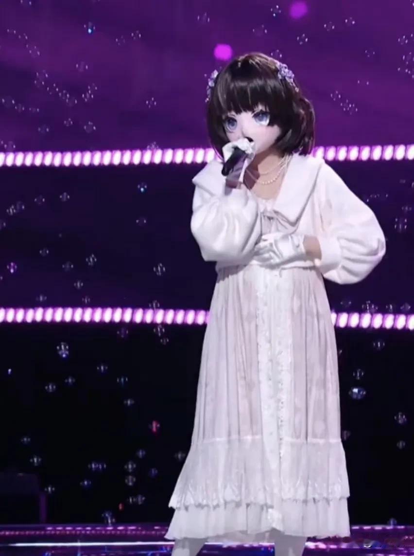 其实大家纠结的是既然旺仔小乔不想露脸那凭什么开演唱会，演唱会之所以分内外场大部分