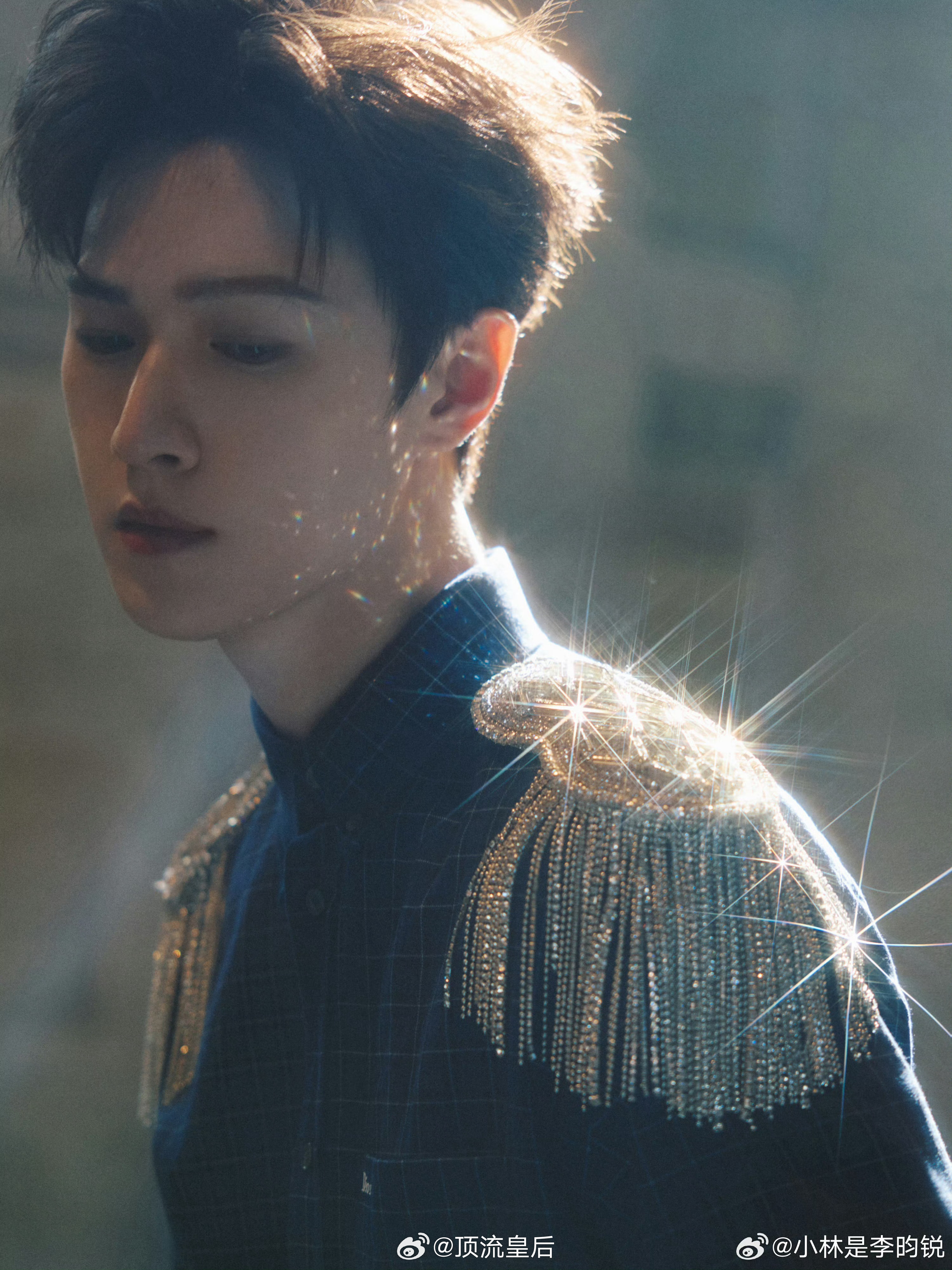 今天的李昀锐完全是Dior王子，肩章+丝绒长裤的搭配贵气十足，简约而不简单。