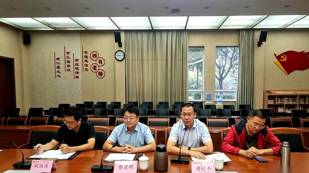 老潍坊人都知道，能把潍坊一中这艘百年航母稳稳开向前的，绝对得是个“狠角色”。
都