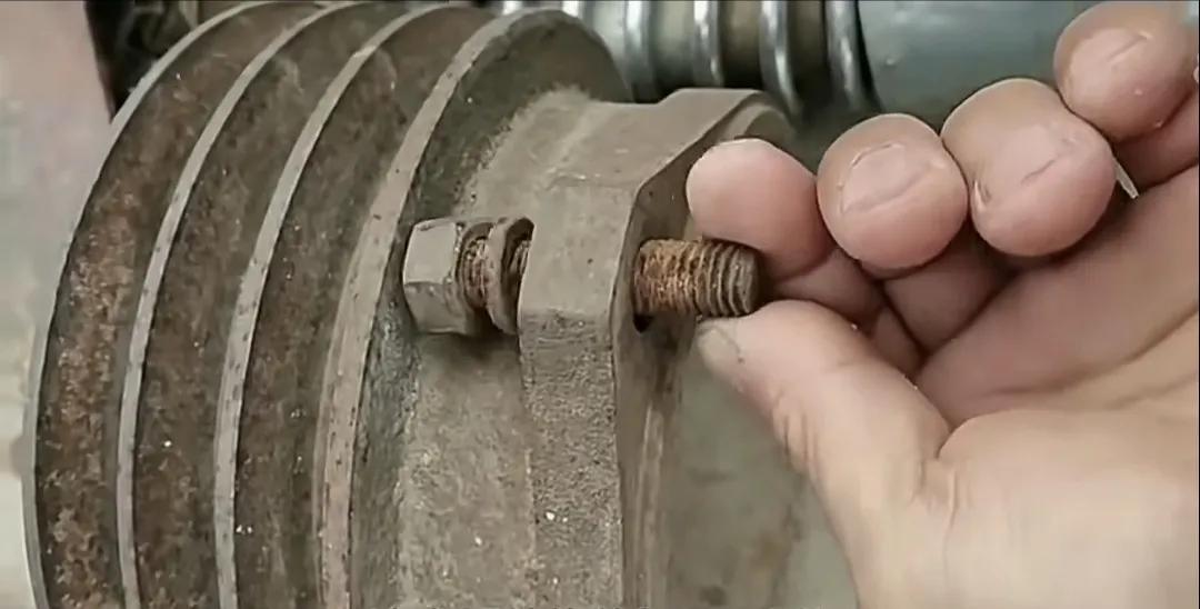 不懂就问，这颗螺丝是怎么放进去的，斜着也拿不出来，难道是在组装时装上去的，有没有