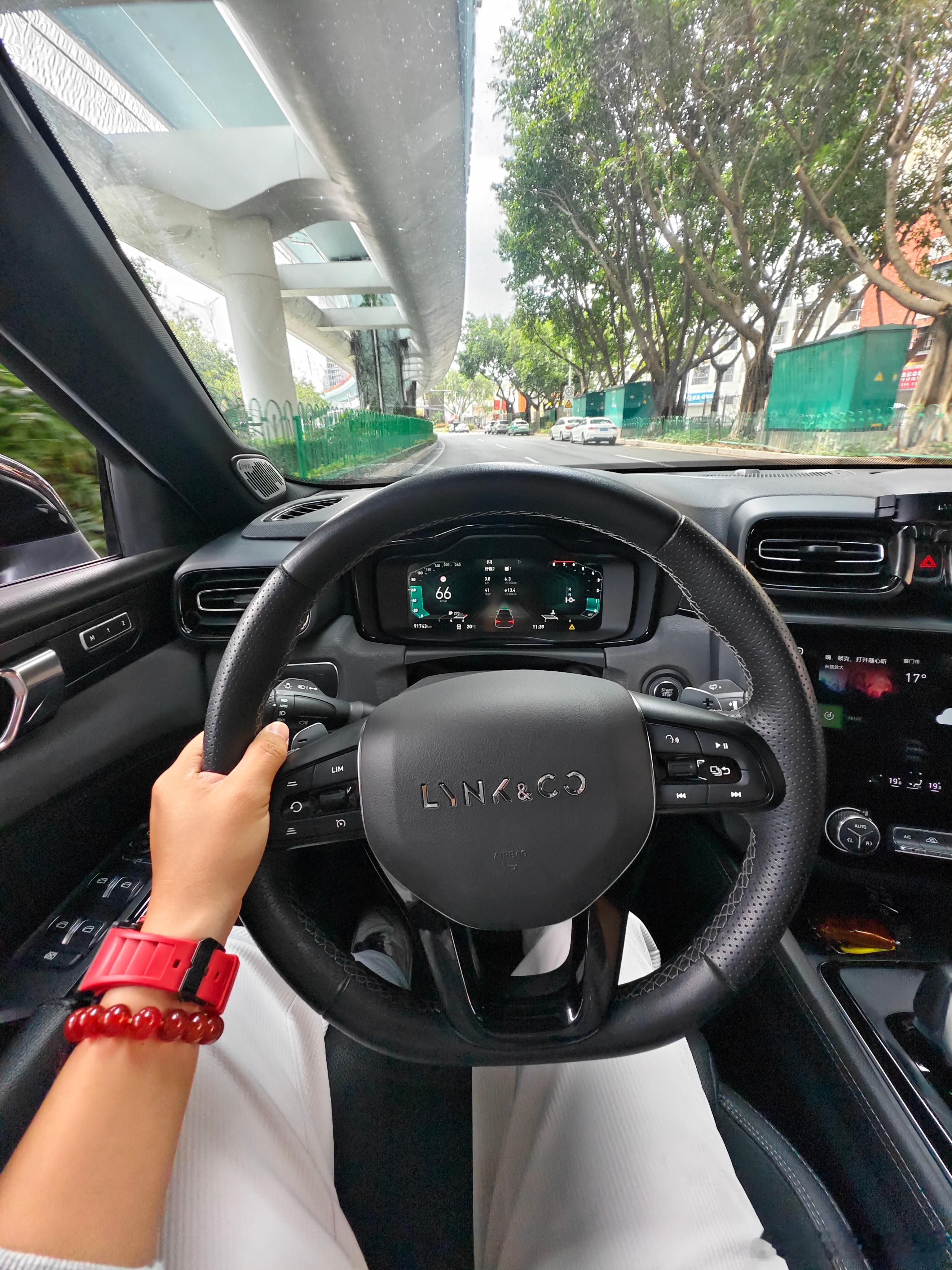 早上上班前去吧小鹏洗了，现在去洗领克03，大后天又要下雨了 