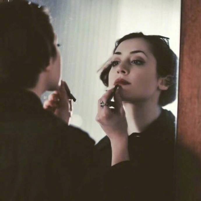 “人都会疲惫 会暗淡 但也会因为某个瞬间 重新爱上生活.”。 ​ ​​​