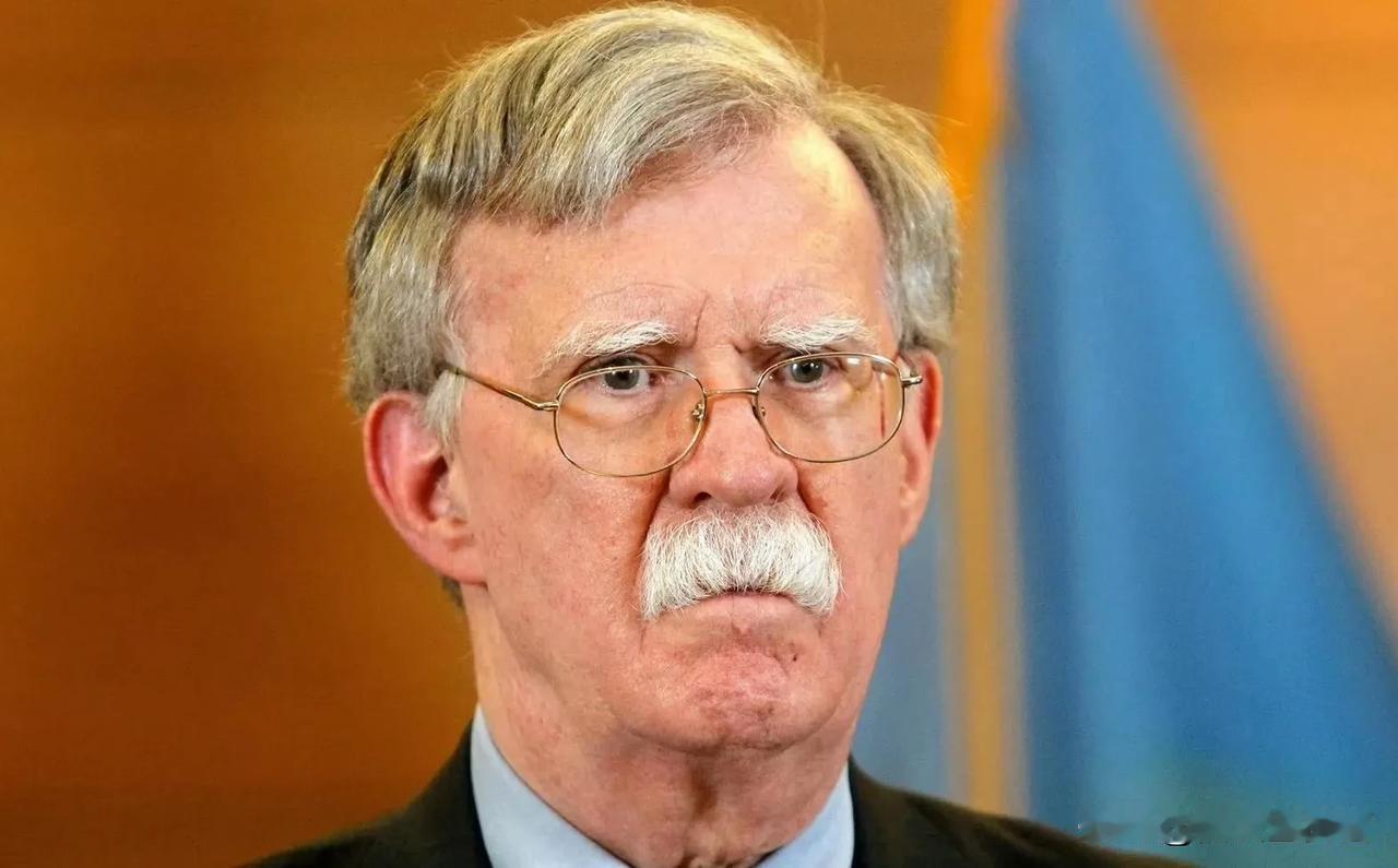 开始清算了！
美国前国家安全顾问博尔顿住所近日被全面搜查，理由是私藏秘密文件！