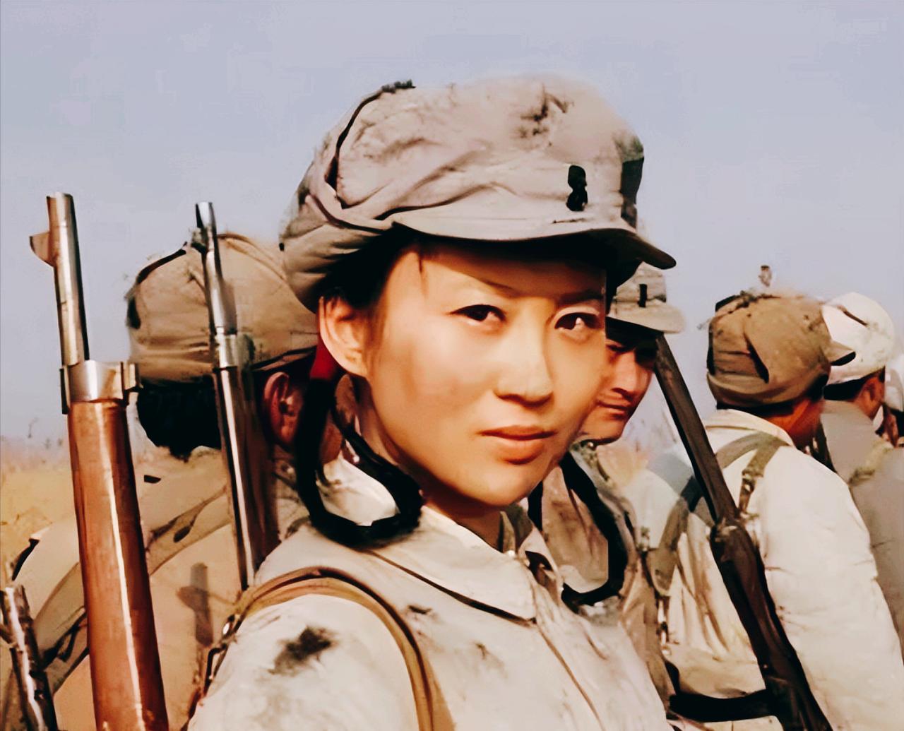 1938年冬夜，桓台县的北风卷着雪籽砸在窗纸上，17岁的王金英正往土炕烟道里塞最