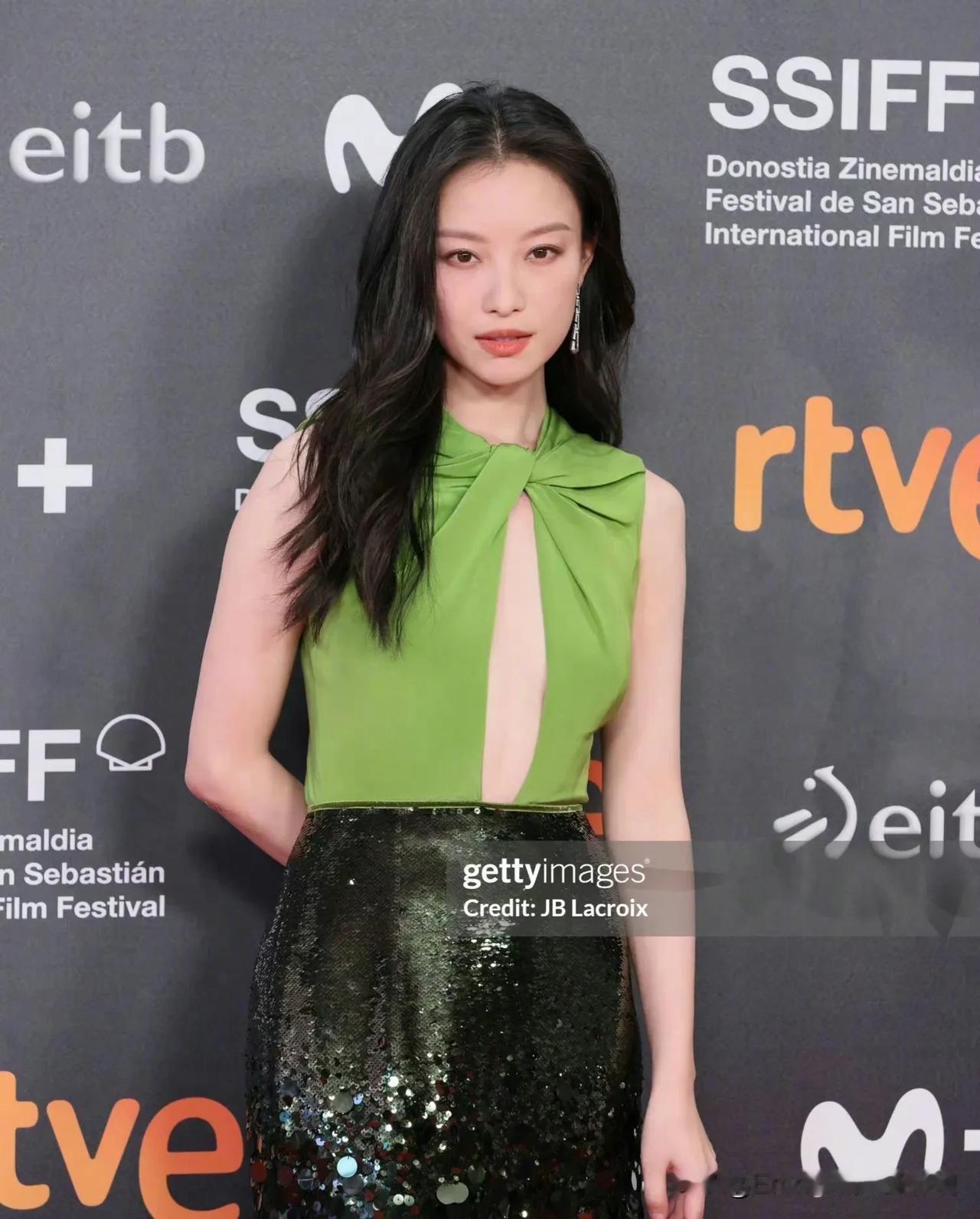 倪妮这组生图火了！绿色亮片长裙，性感的设计和优雅并存。
在风中凌乱也是这么美，这