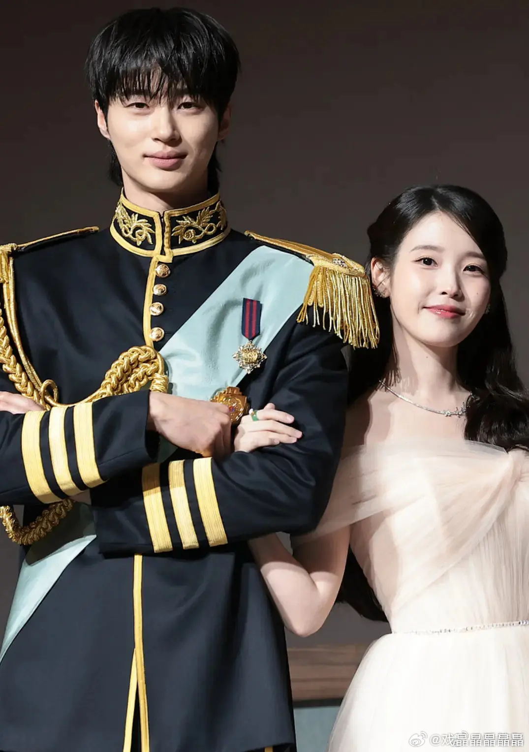 韩国女星还凑合，韩国男星尤其是新人，怎么一个比一个不好看，这都能和iu搭戏了？ 