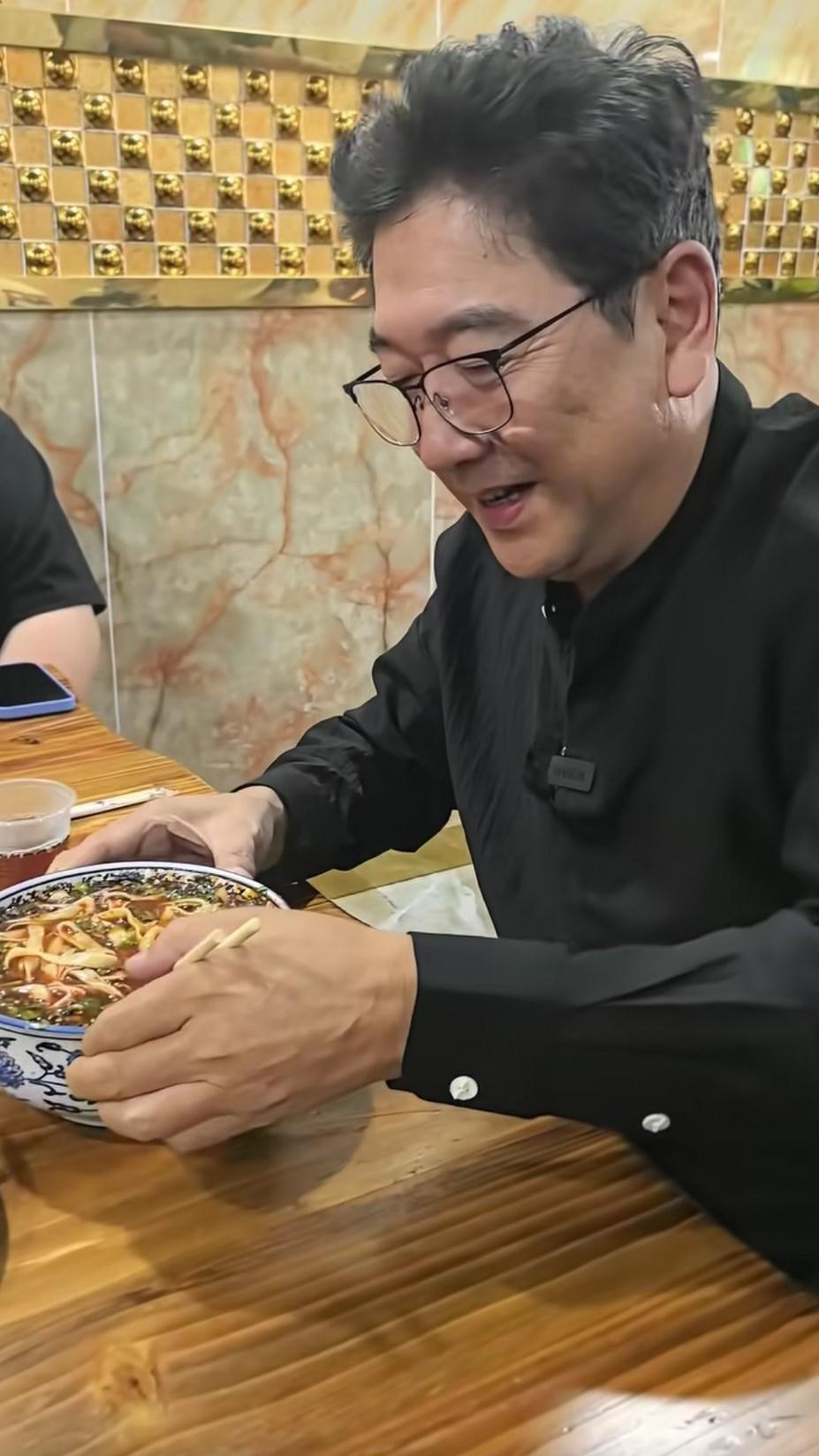 水均益太聪明了！老板问吃着香不香，人家就是笑，然后回答，这就不用说了！因为他说一