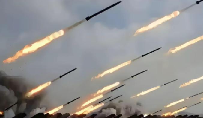 倘若如今爆发第三次世界大战，将会形成3大主要阵营。
站队西方的阵营、站队东方的阵