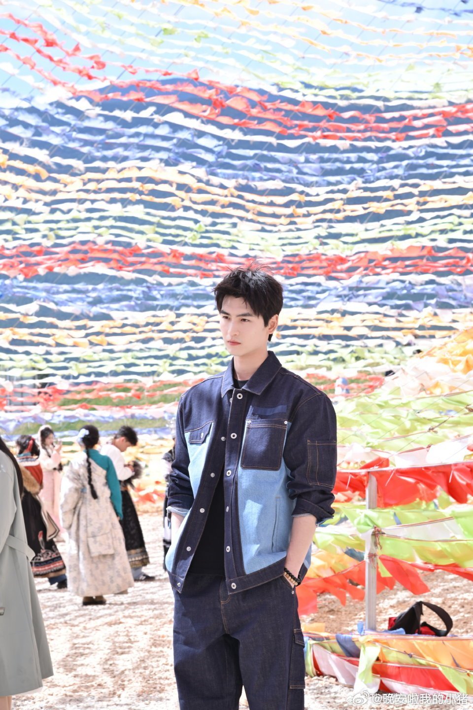 黄俊捷云南路人随拍，双手插兜清爽短发bking极了，戏路太管了新角色