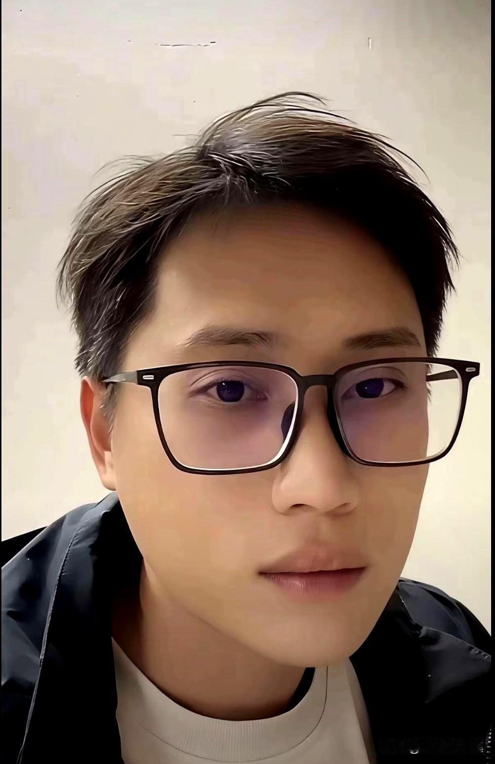 梁志辉这家人，算是彻底翻身了。
连着带了几场货，场场爆满，但我眼神全在那个萌萌辉