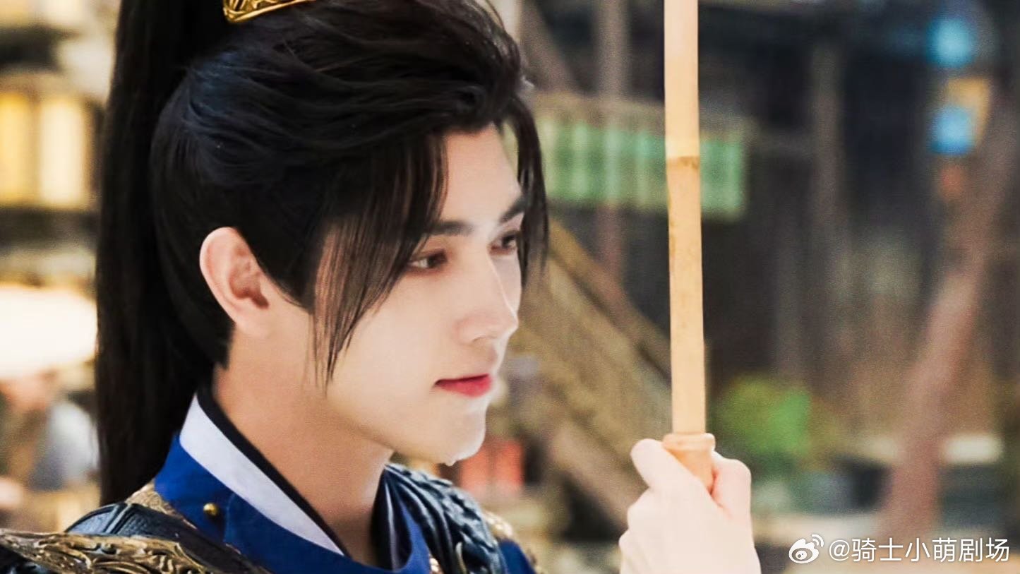 白日提灯 阿瑟演技段胥难过从不外放，陈飞宇用细腻微表情和眼神撑起情绪，不刻意煽情