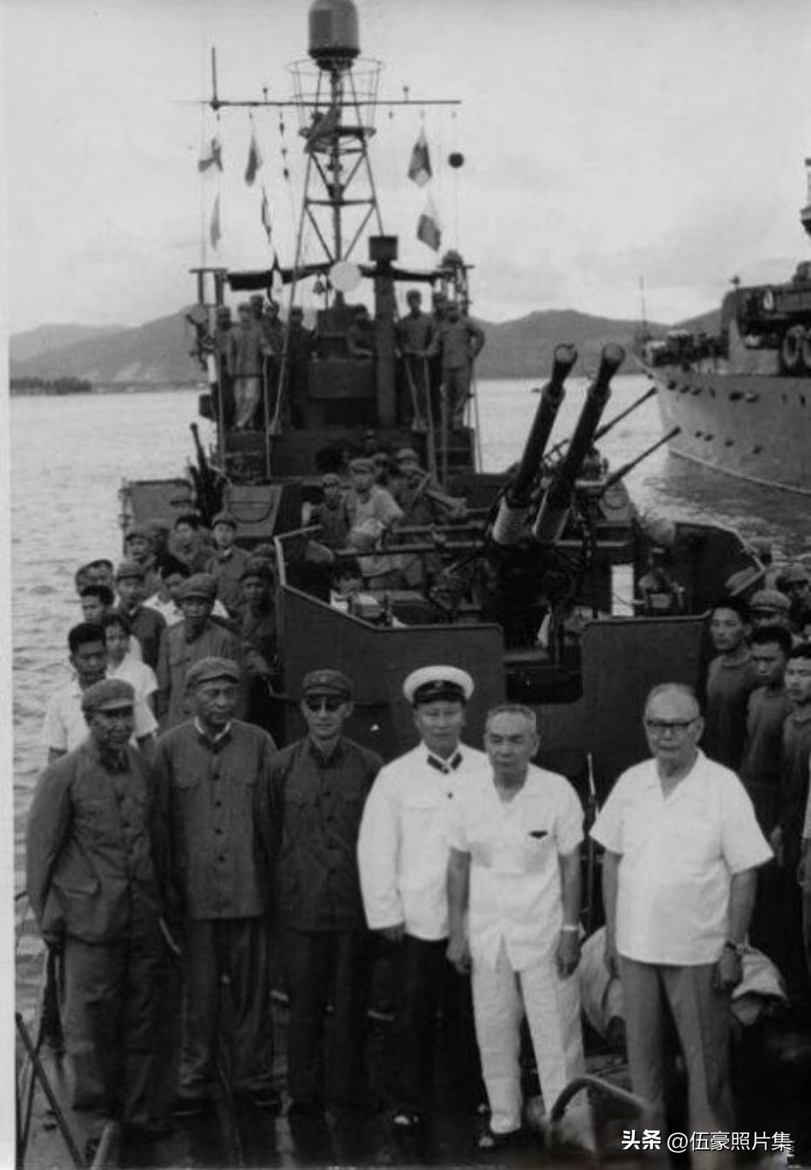 1974年夏天，叶剑英元帅在南海舰队军港乘炮艇出海视察的老照片。当年1月，南越当