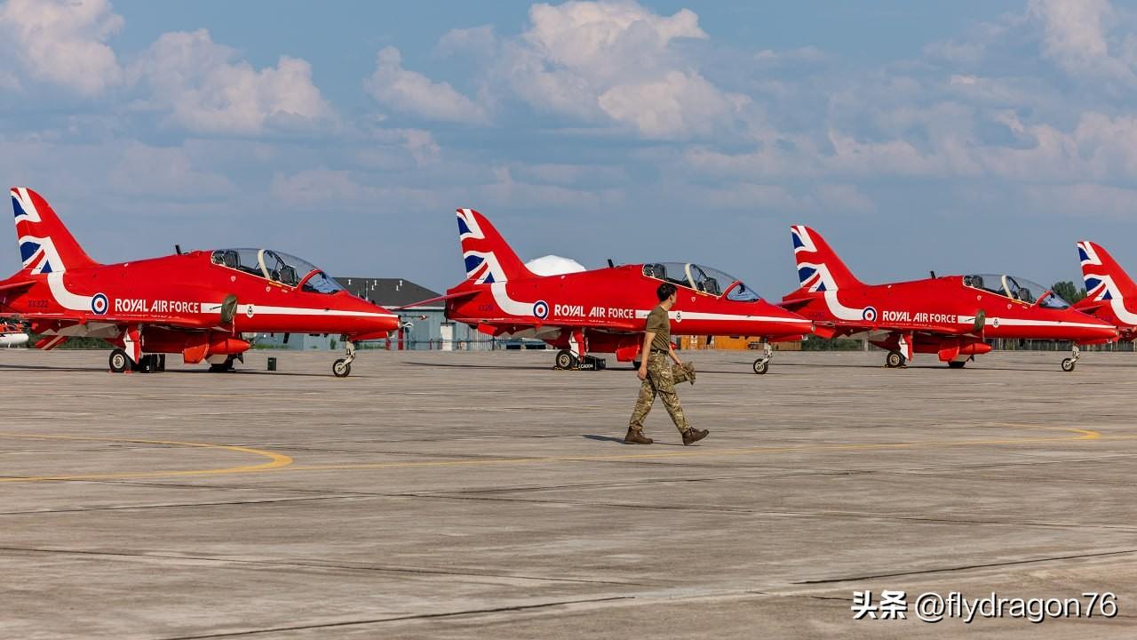 🇬🇧“红箭”飞行表演队滞留加拿大

8月8日，英国皇家空军宣布，其旗下的“红