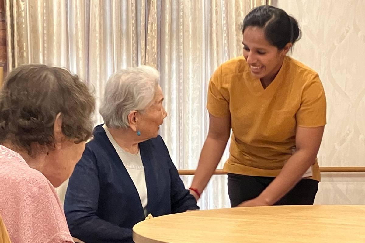 【#应对老龄化日本从印度引进护工#】为应对老龄化严重及护工短缺，日本近年开始从印