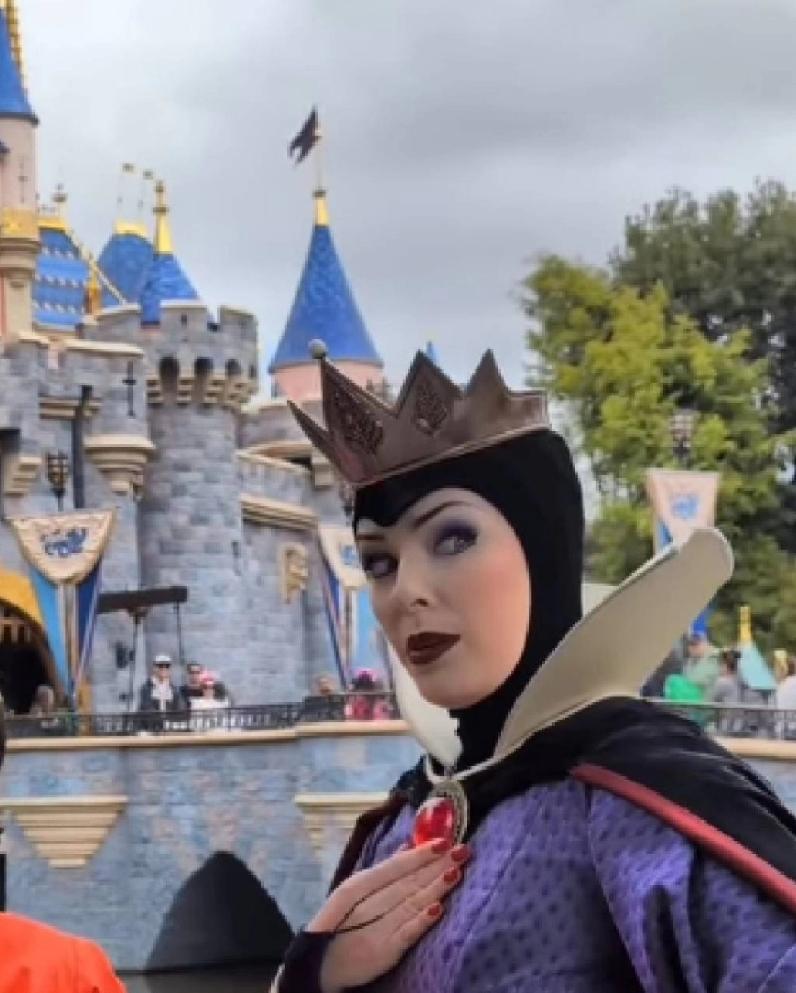 在美国迪士尼乐园以“白雪公主坏皇后”角色走红的演员Sabrina Von B.，