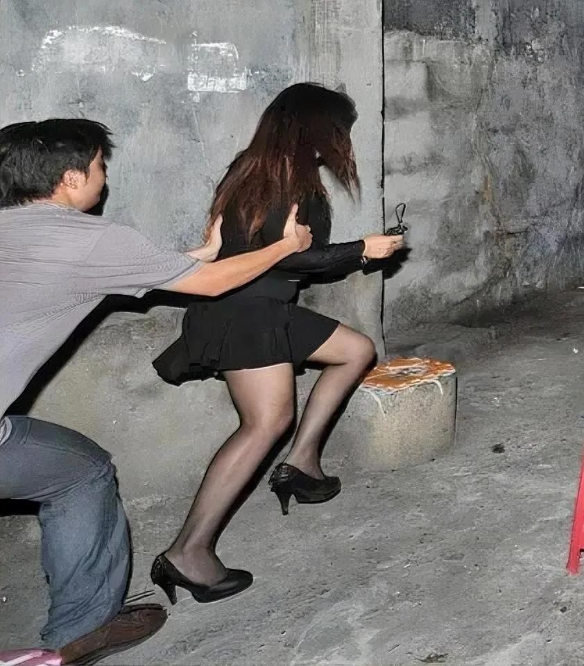 甘肃，一小伙深夜大街上，发现一美女正在哭泣，出于好心，将她带回出租屋安慰，岂料，