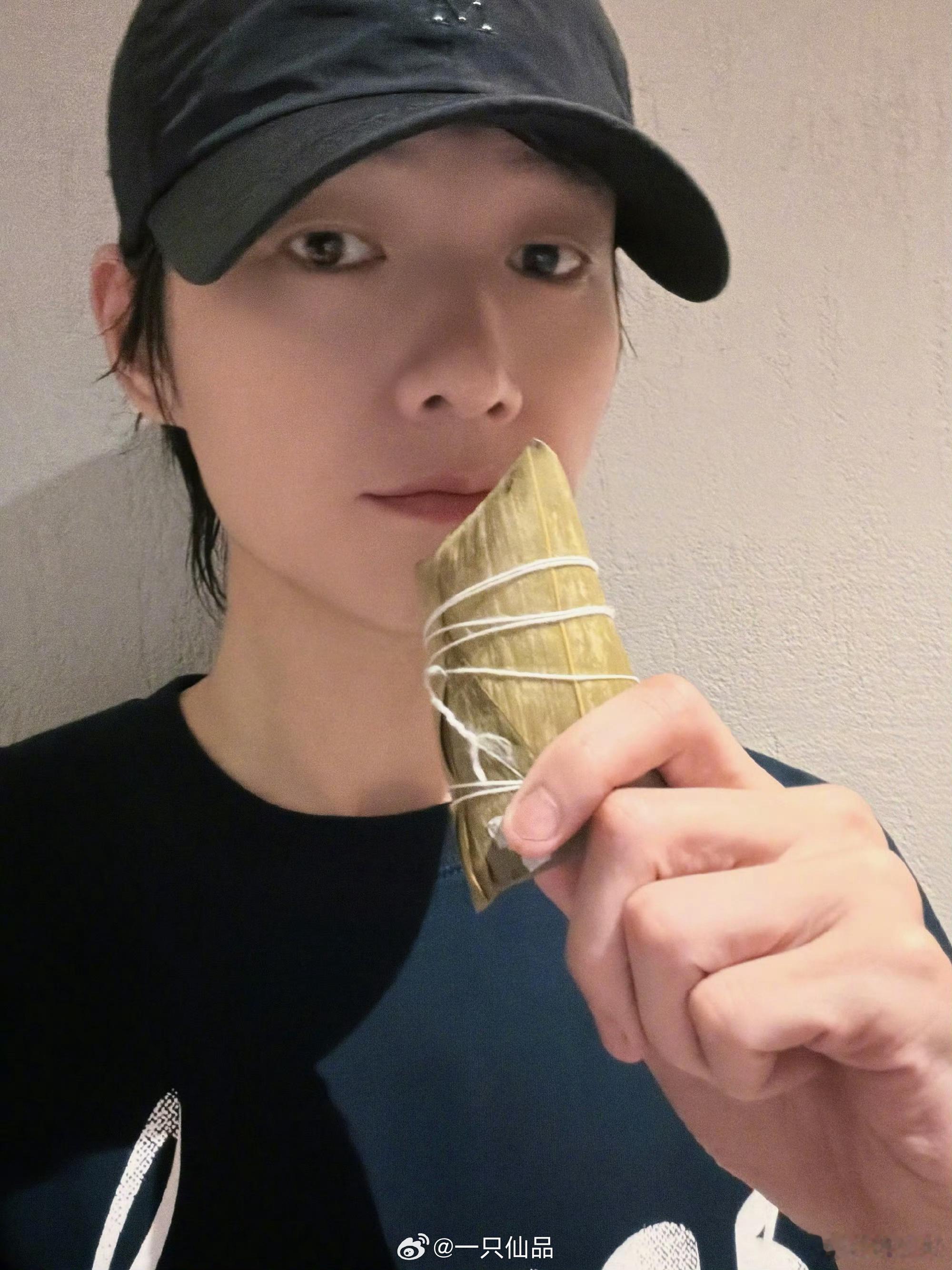 魏大勋营业啦！好帅好帅好帅大勋哥哥手里拿的是什么馅粽子呀，想尝尝