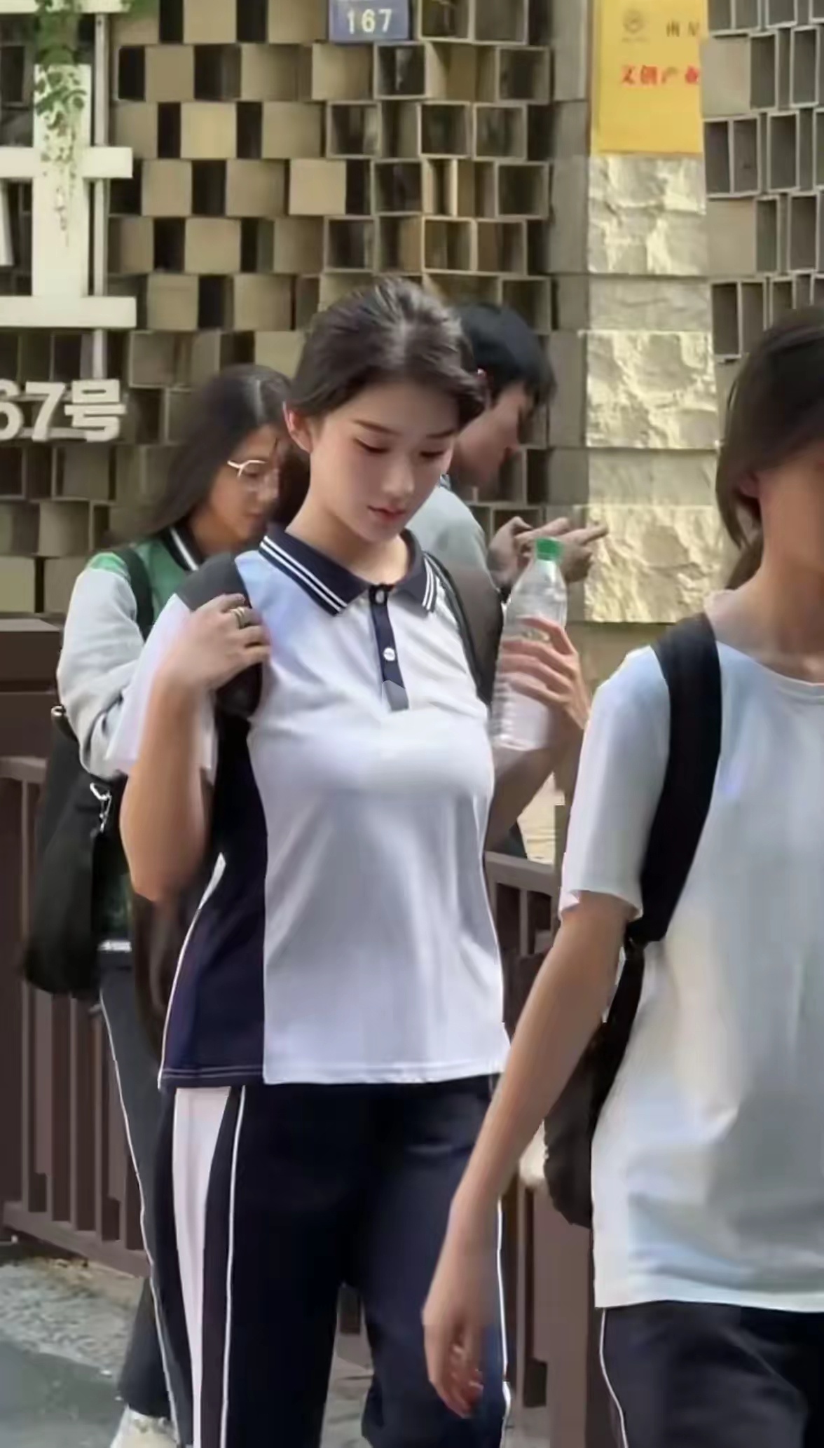 看着像奶过娃了，演学生？有点违和感，不要祸祸的青春年少的美好与青涩，搞不懂这种装