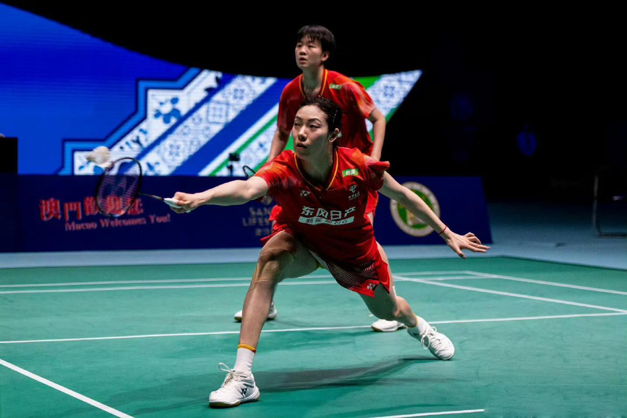 决胜局8-21崩盘！鲍骊婧/曹梓涵先赢一盘后遭韩国组合逆转，国羽女双仅剩独苗！