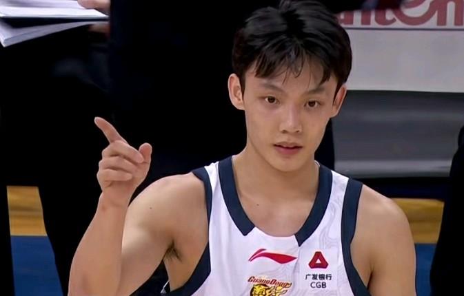 徐杰还是没忍住啊！！！

在广东东阳光客场挑战天津先行者的比赛中发生疯狂的一幕：