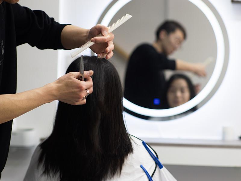 这种剪发技巧难学吗？
其实学任何手艺都觉得难，但只要有世上无难事，有把铁柱磨成针