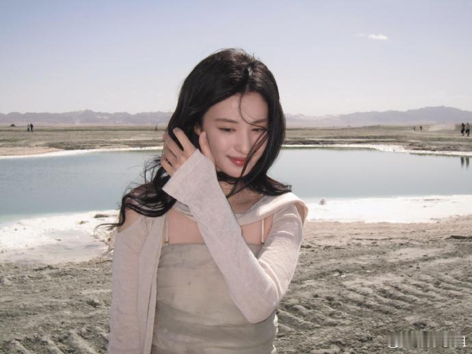 #王楚然灰色吊带#来自王楚然的即刻分享[送花花]灰色吊带裙美人画卷照进现实[你好